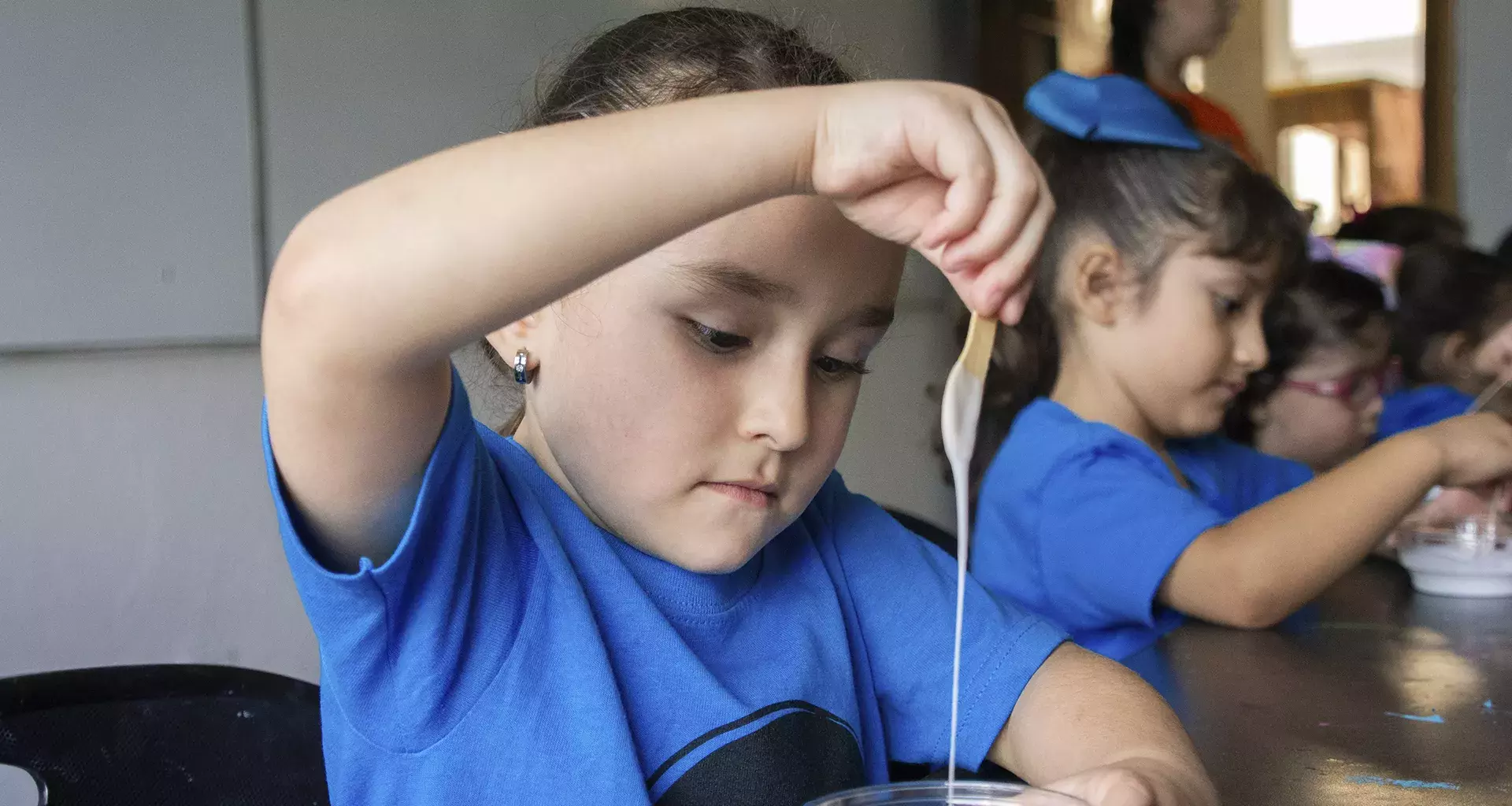 Niña jugando con slime