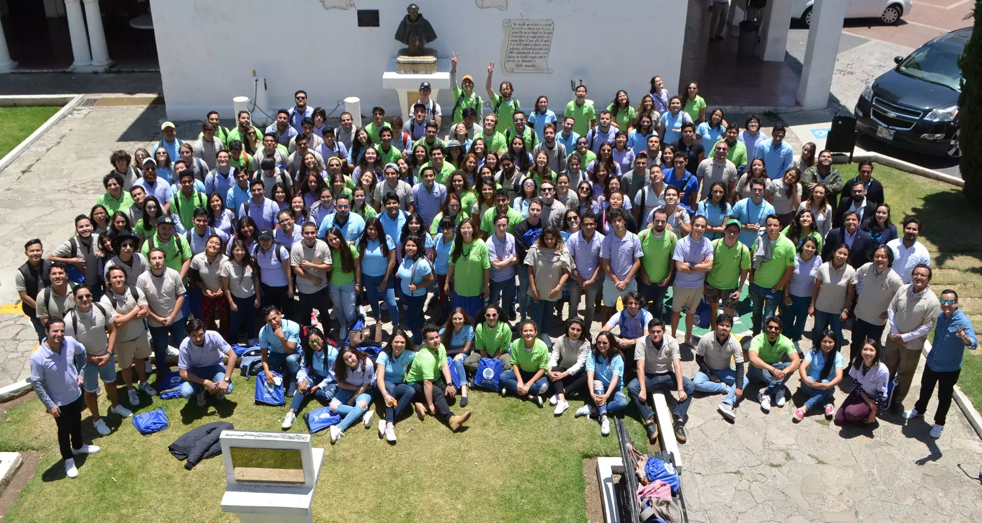 Los alumnos en la foto grupal de la Bienvenida