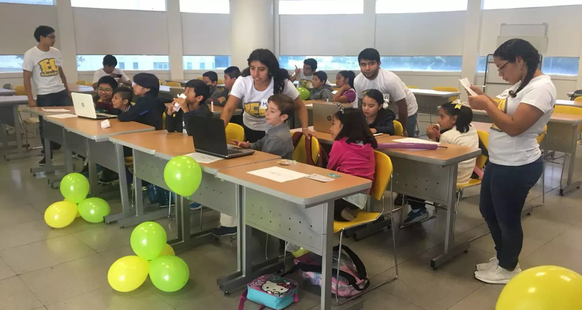 Los niños aprenden de manera diverdida en "Electro Camp" 2018