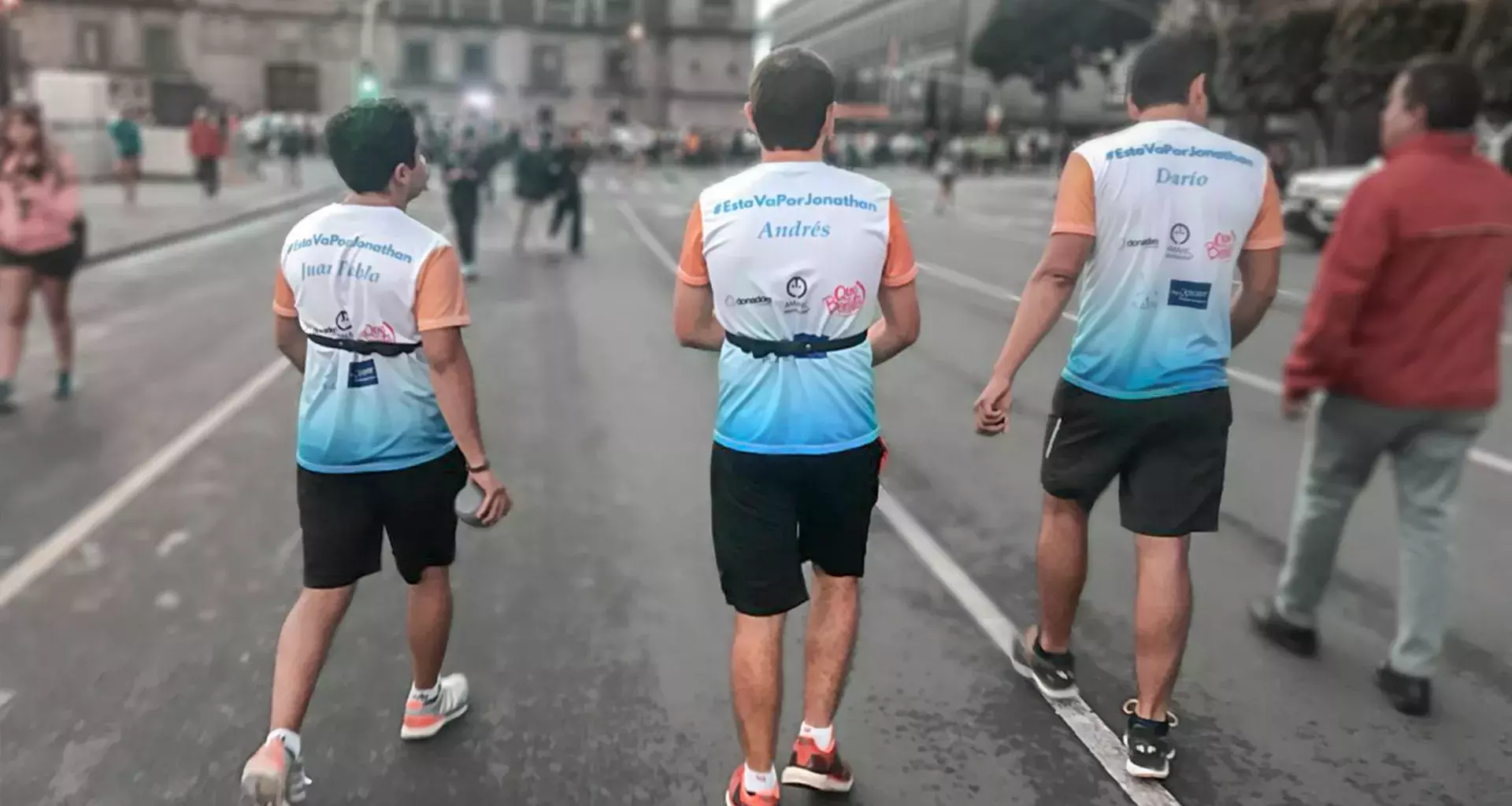 Corre maratón para apoyar a joven que lucha contra el cáncer