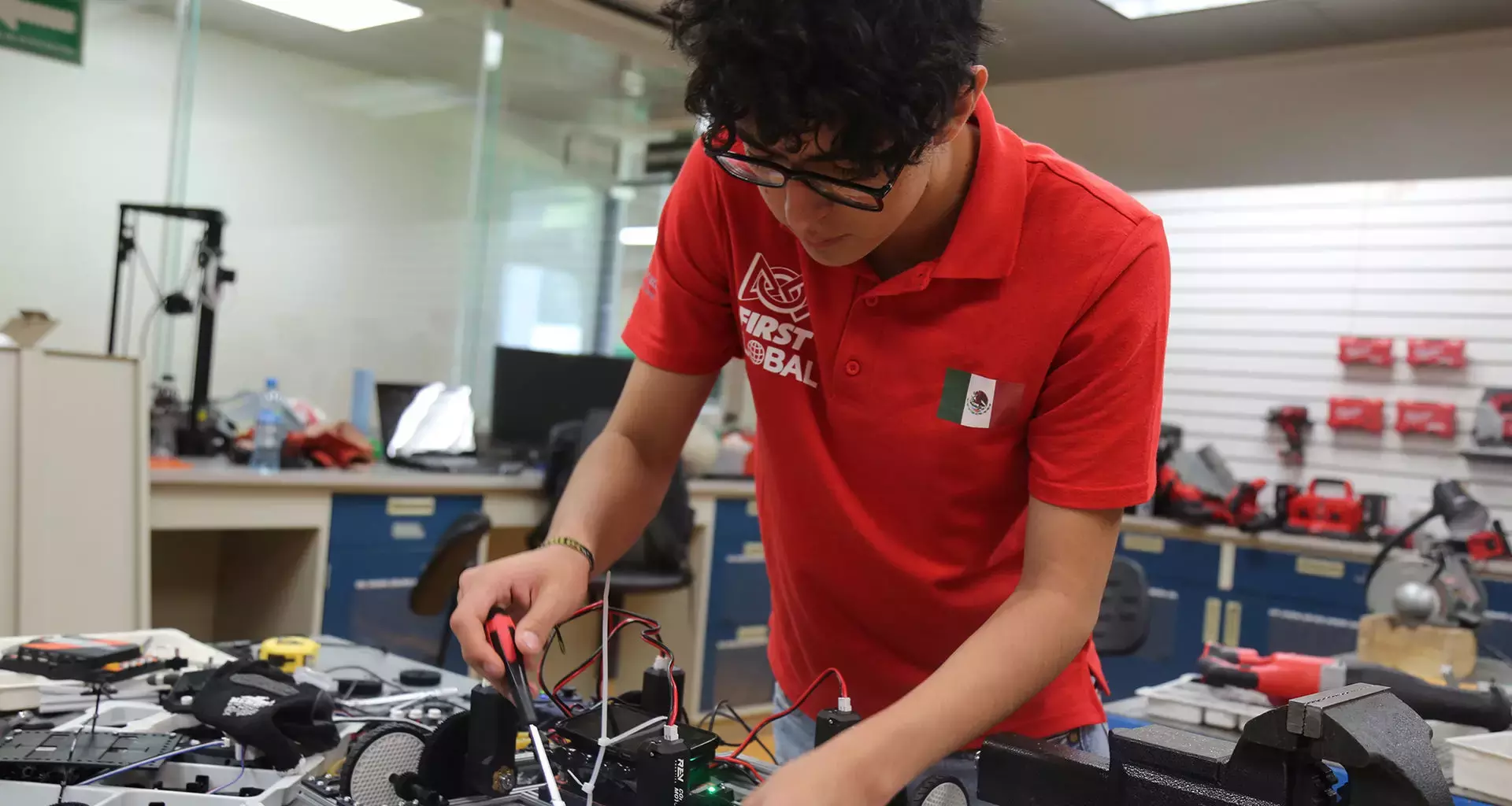 Santiago García, trabajando en el robot