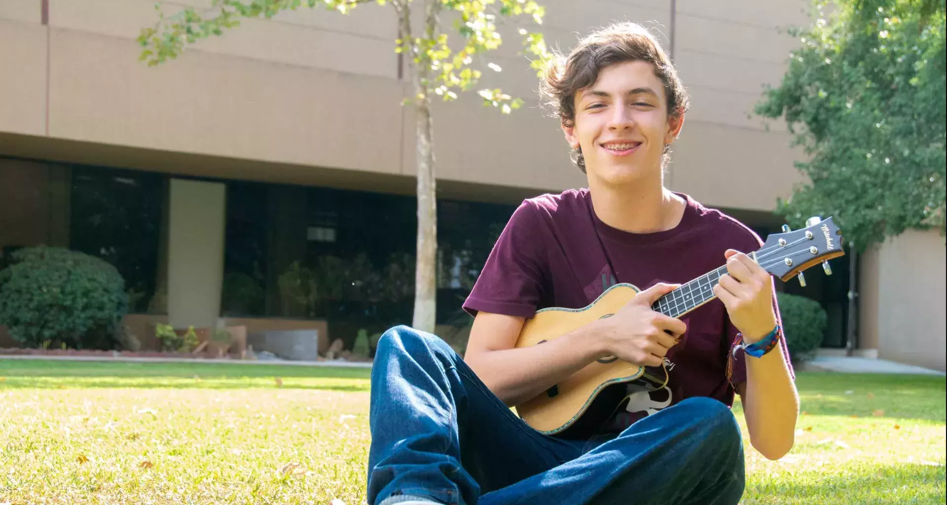 Juan Pablo tocando el ukelele.