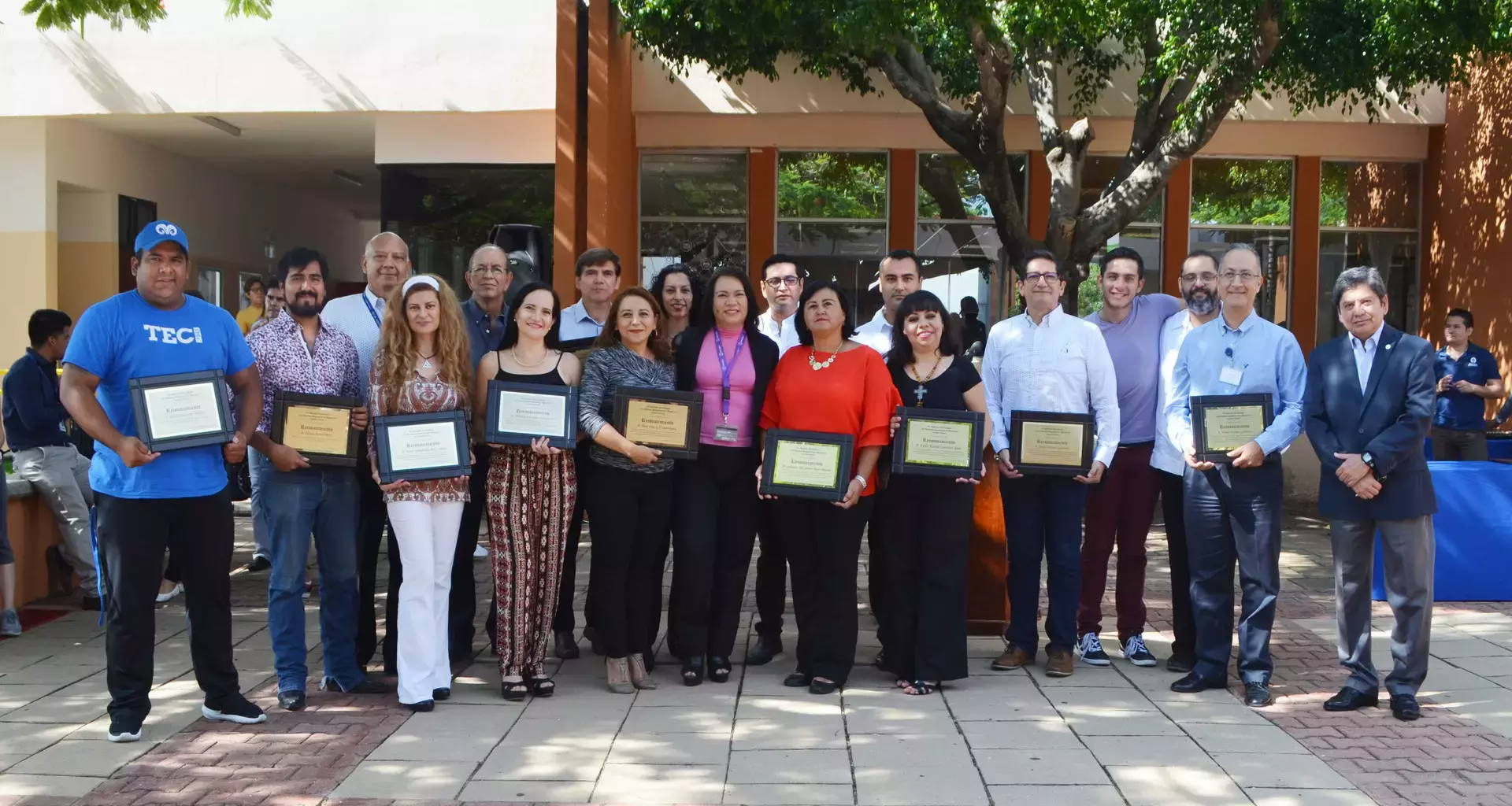 Foto grupal de todos los maestros reconocidos