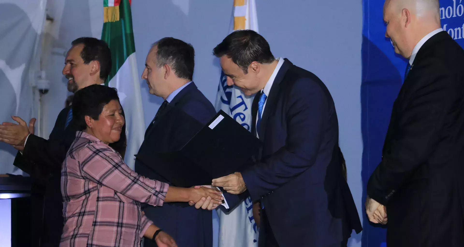 Bertha Cesario recibiendo su reconocimiento