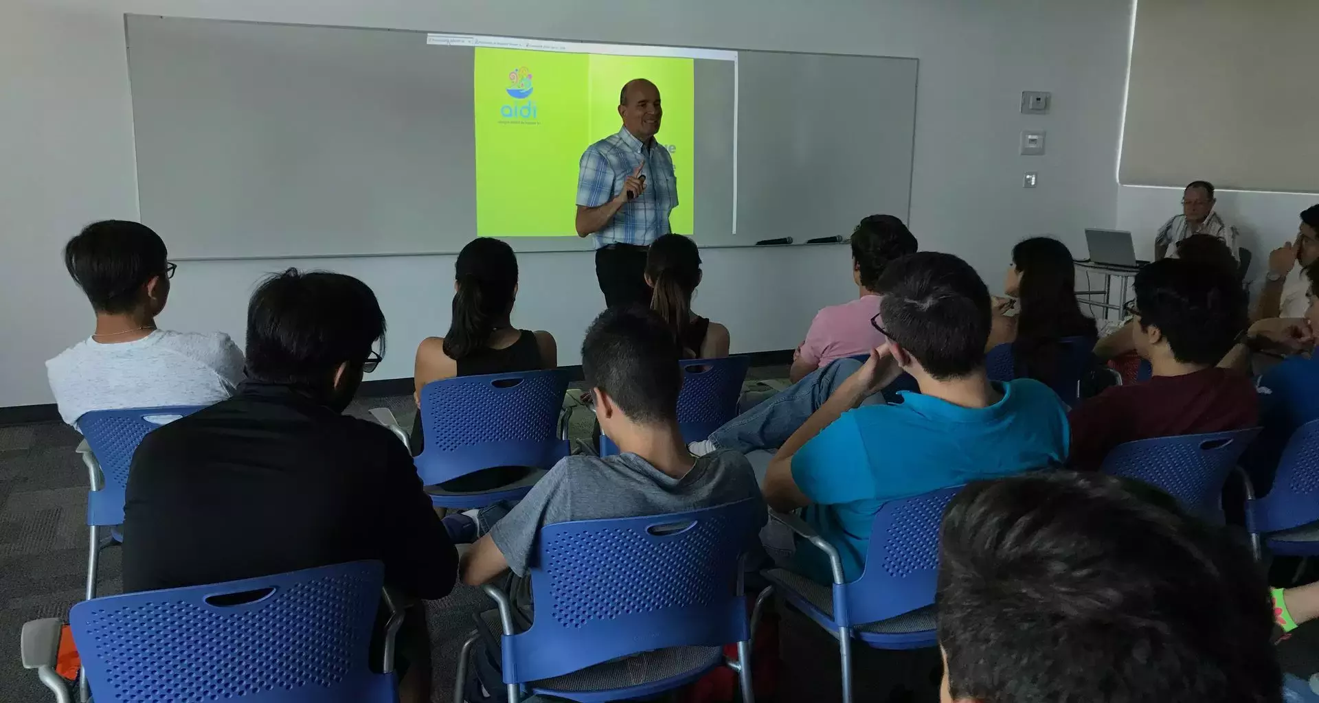 Roberto charlando con alumnos del tec