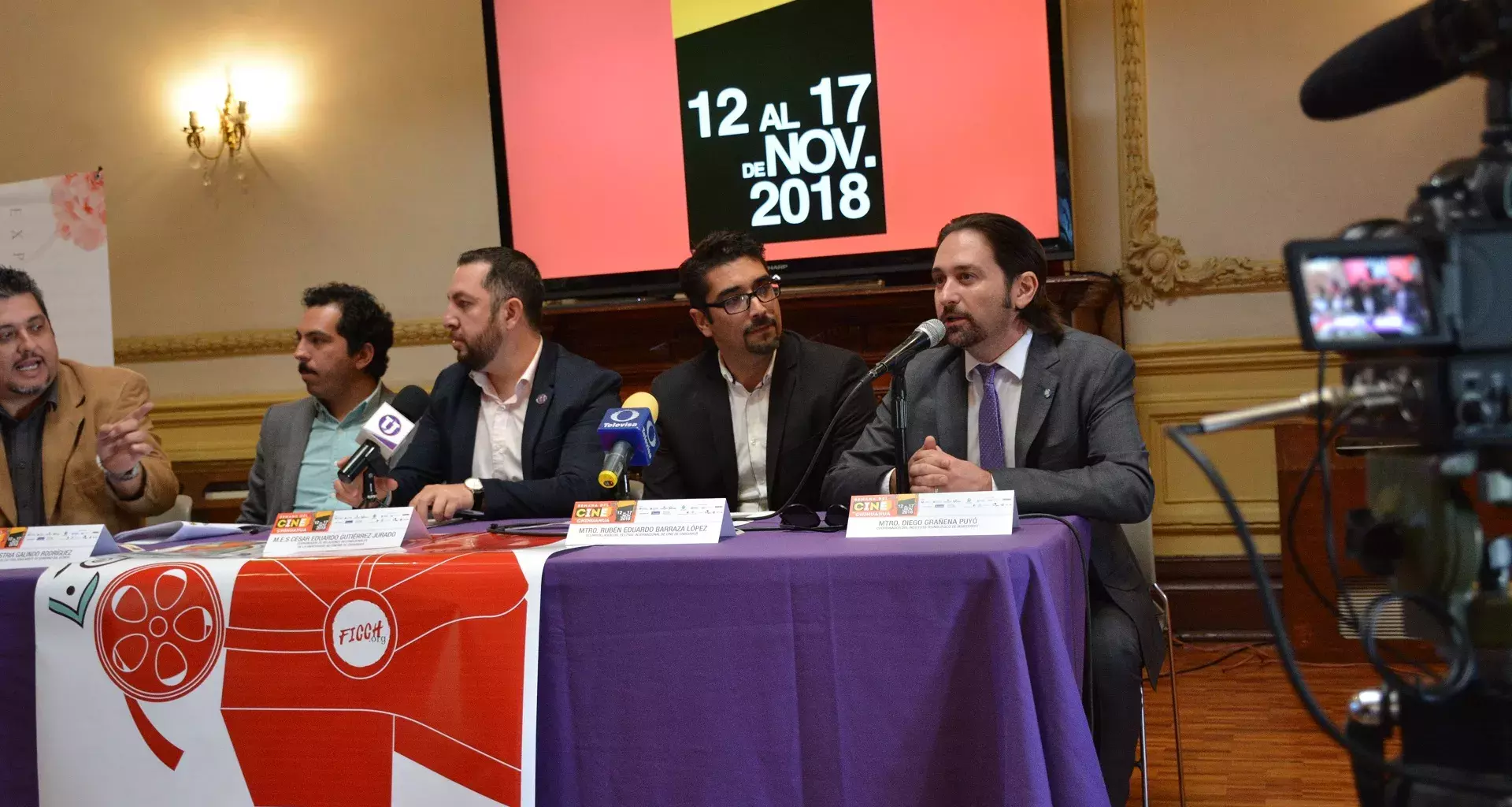 El director de la Escuela de Humanidades en rueda de prensa