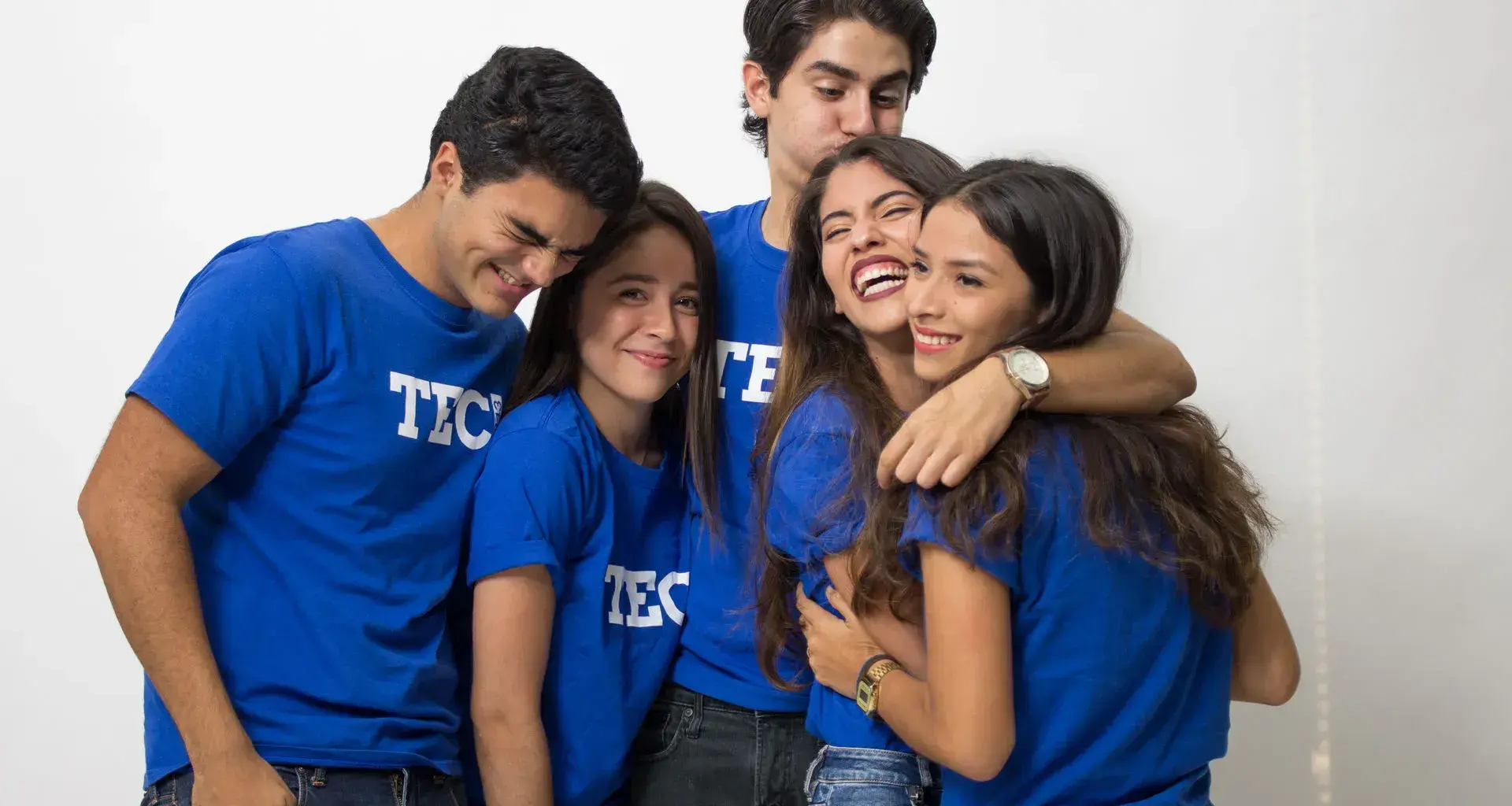 Grupo de estudiantes riendo