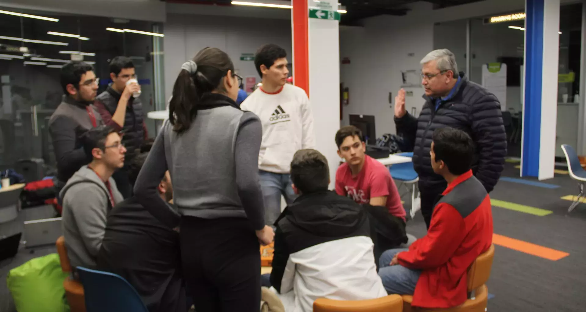 Alumnos recibiendo asesoría