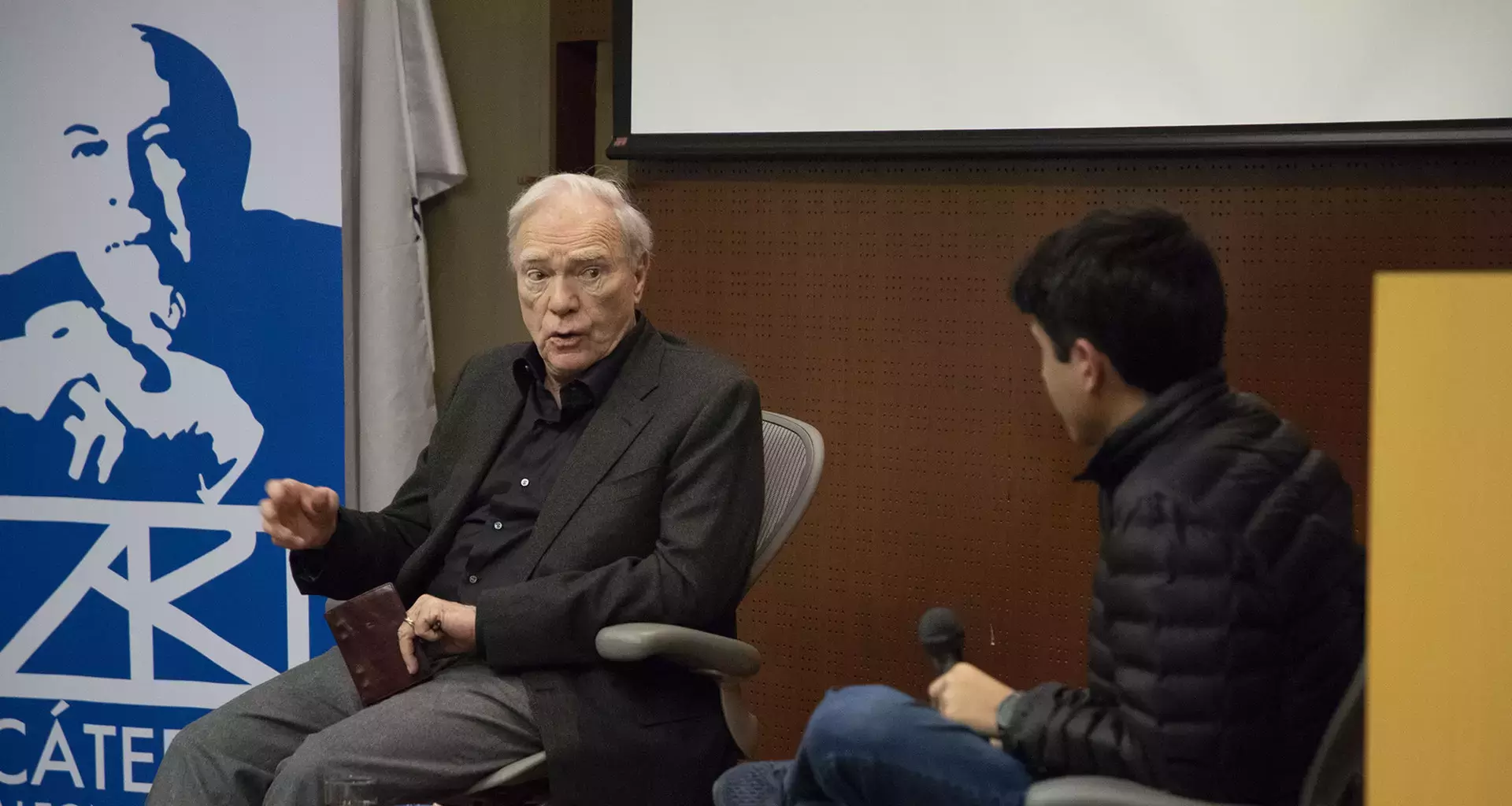 Robert McKee en charla con estudiantes