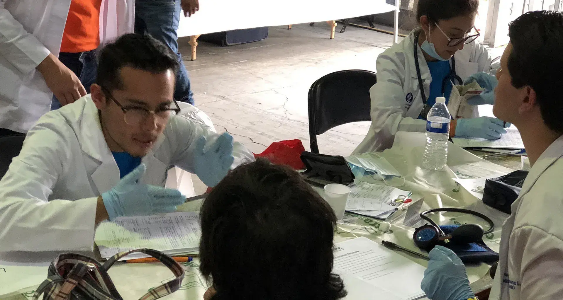 estudiantes en brigada médica