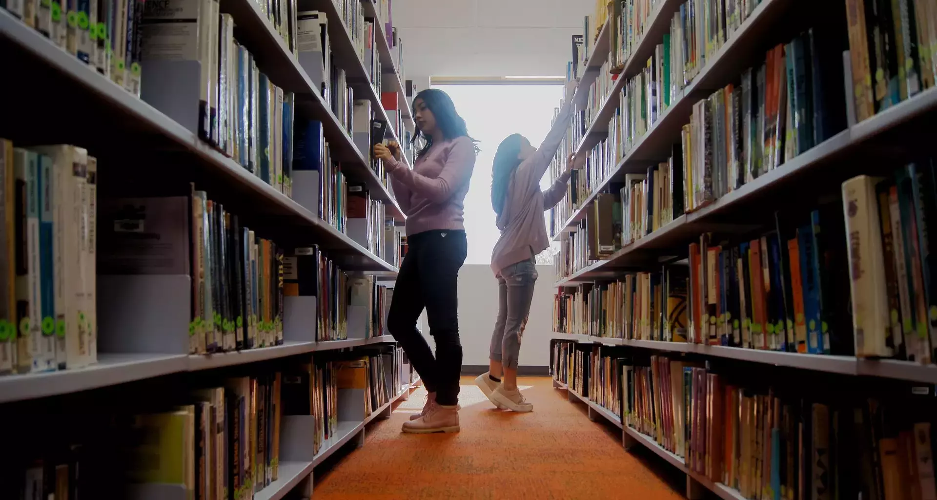 Chicas tomado libros de la biblioteca