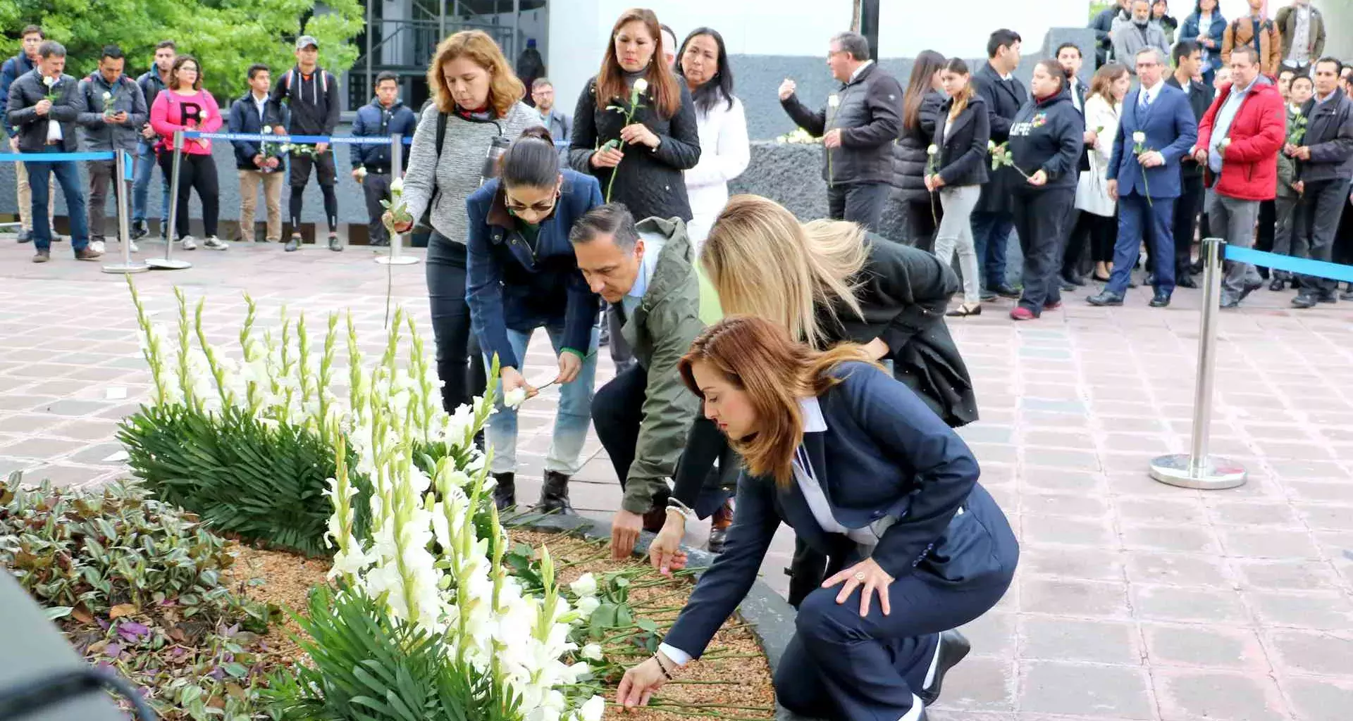 Recuerdan con guardia de honor a Jorge y Javier