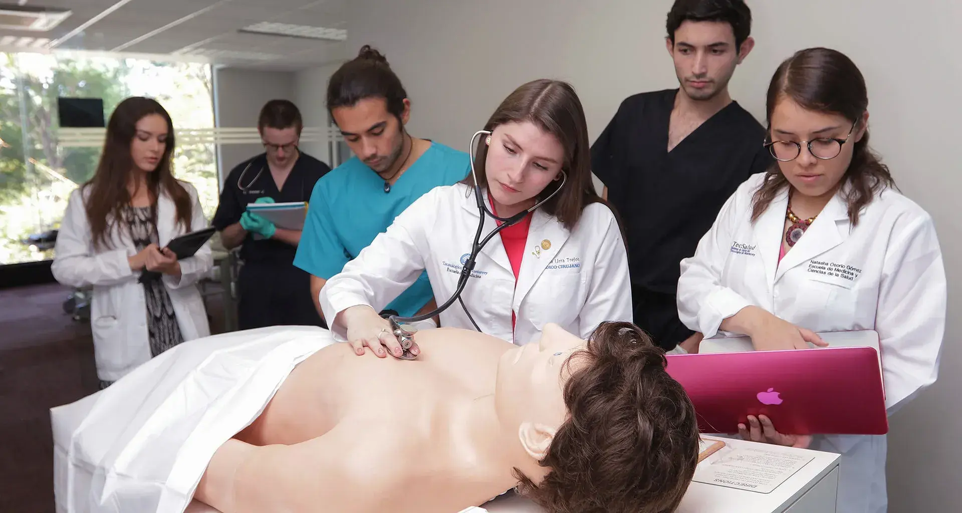 Estudiantes practicando