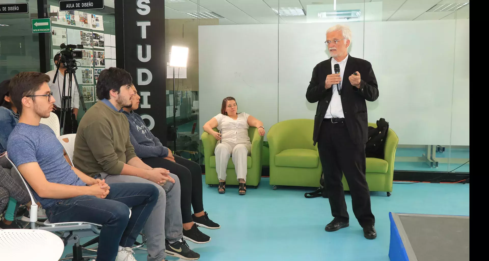 Ezio Manzini charló con estudiantes del Tec en Ciudad de México