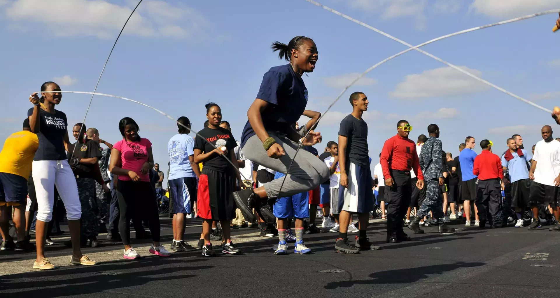 Niñas saltando cuerda activación física