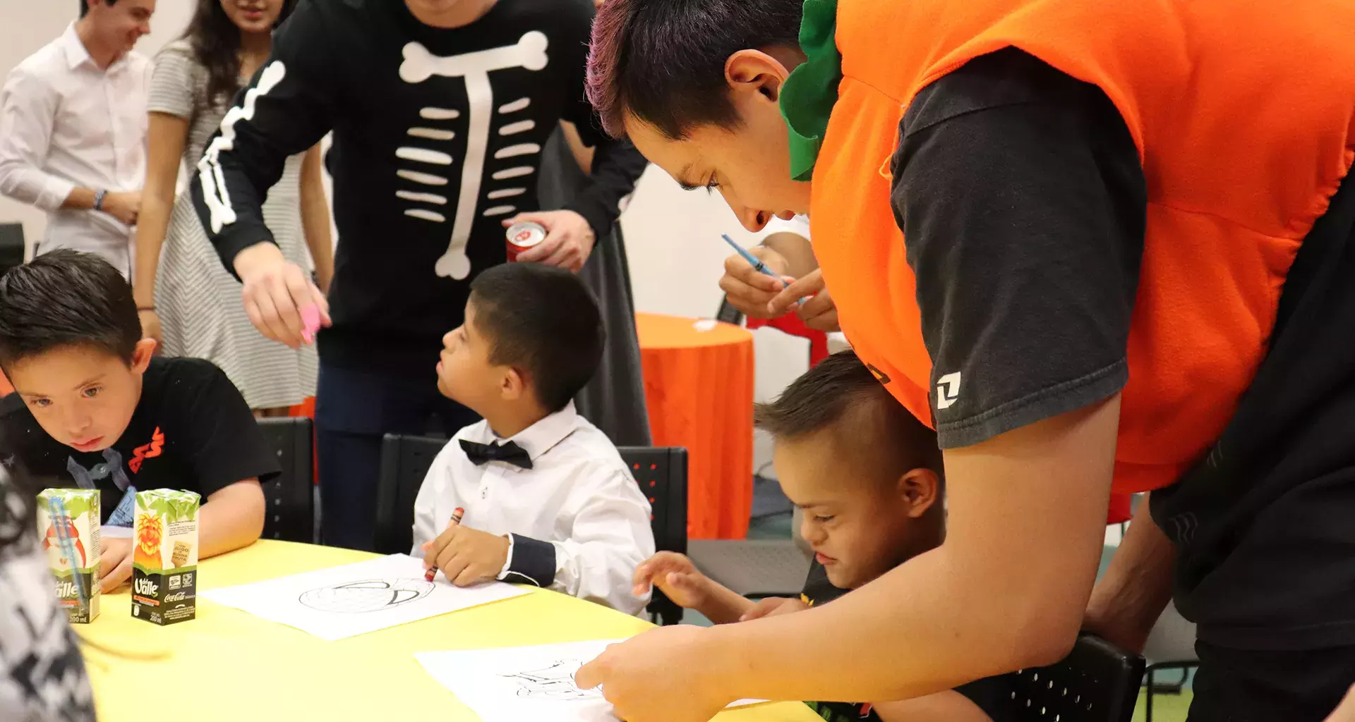 Alumnos conviviendo con niños