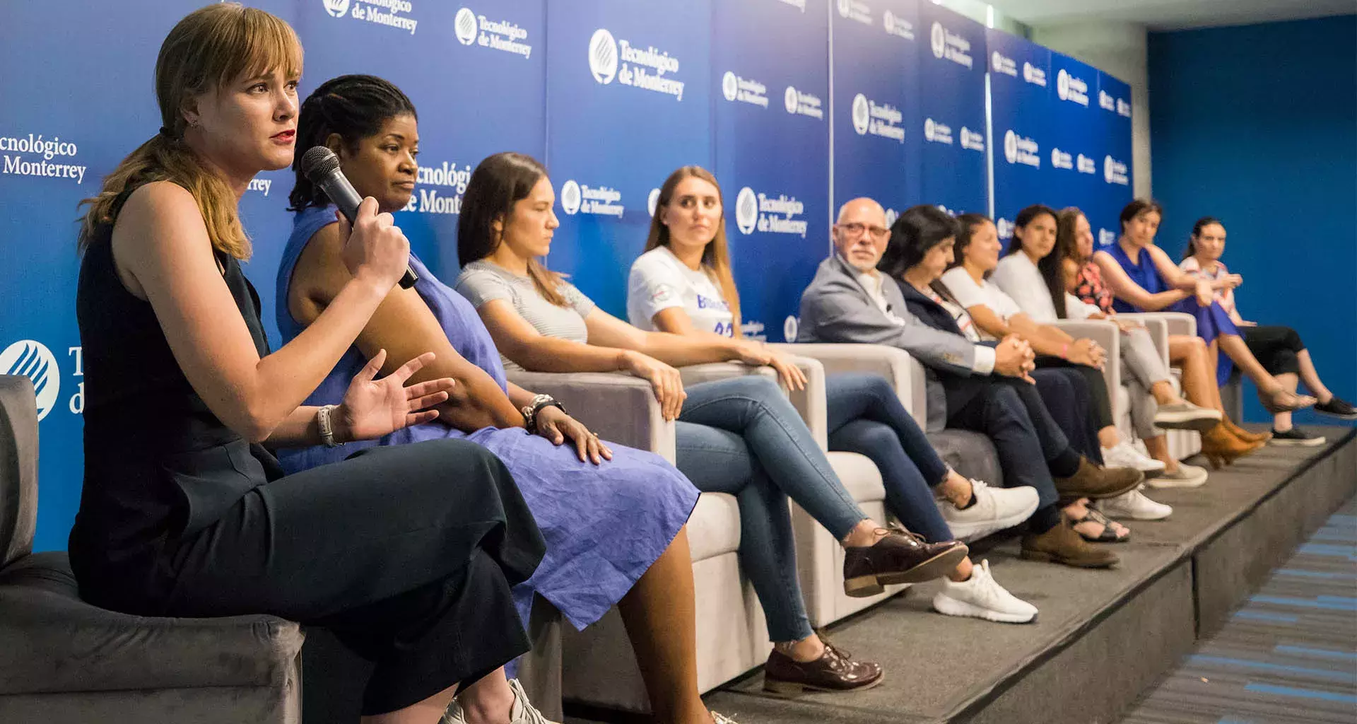 Participan deportistas, directivas de universidades y periodistas en panel sobre mujer en el deporte