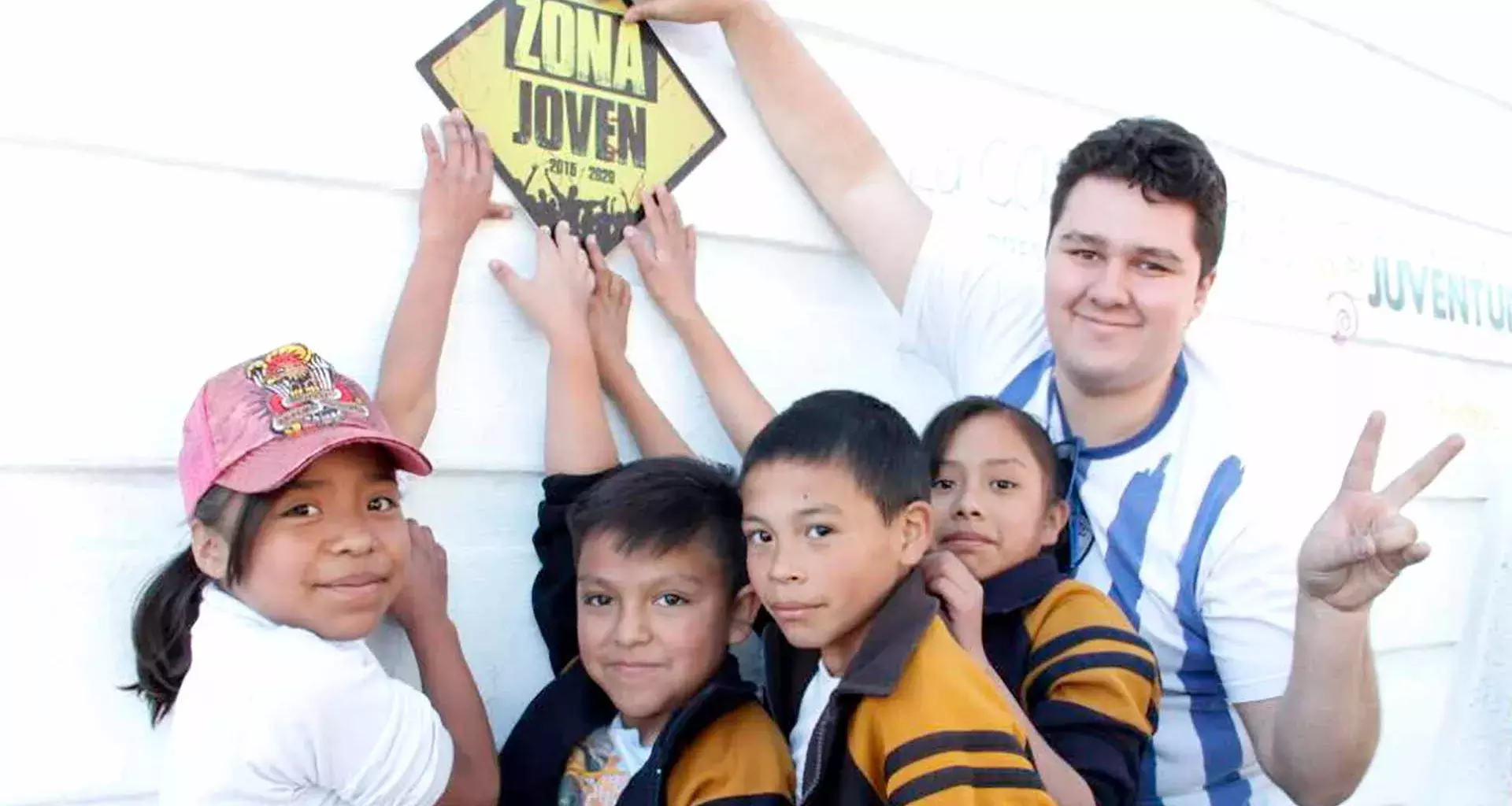 Arturo Rivera convive con niños y jóvenes de Pachuca