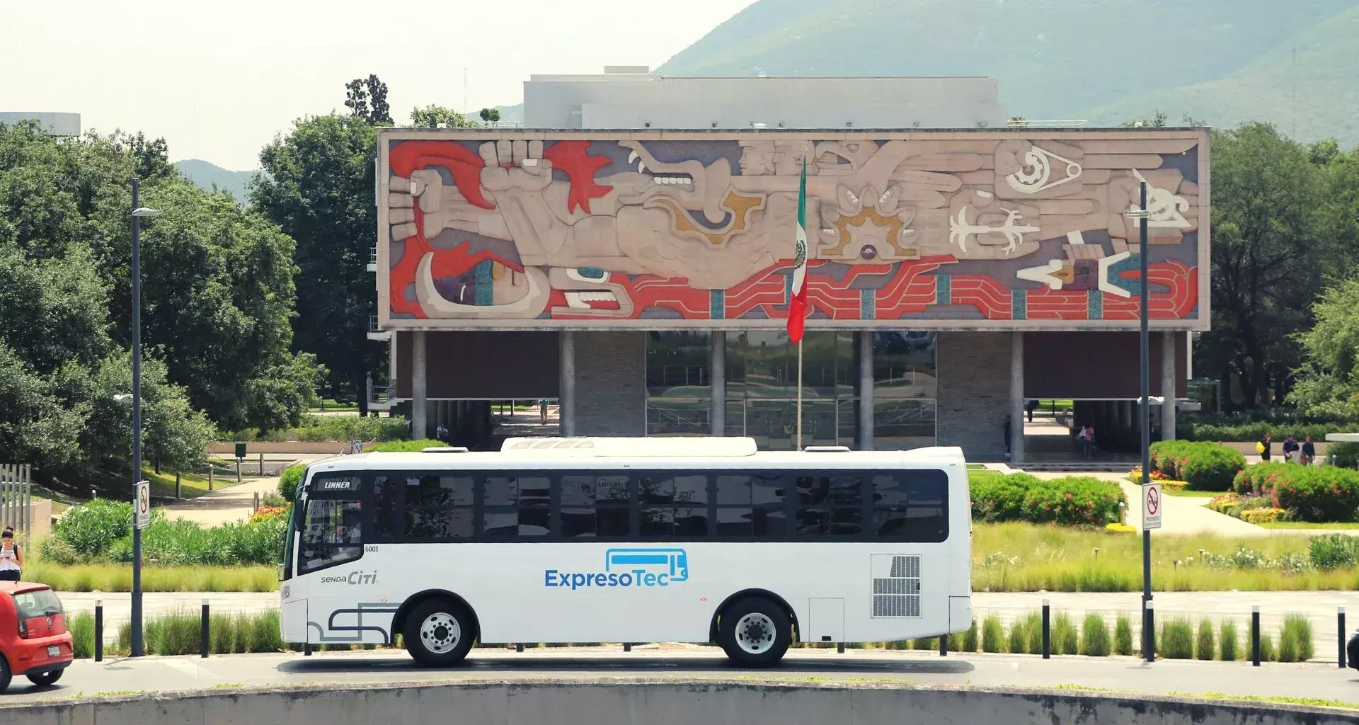 Hacia una mejor ciudad, estrena Expreso Tec unidades en Monterrey