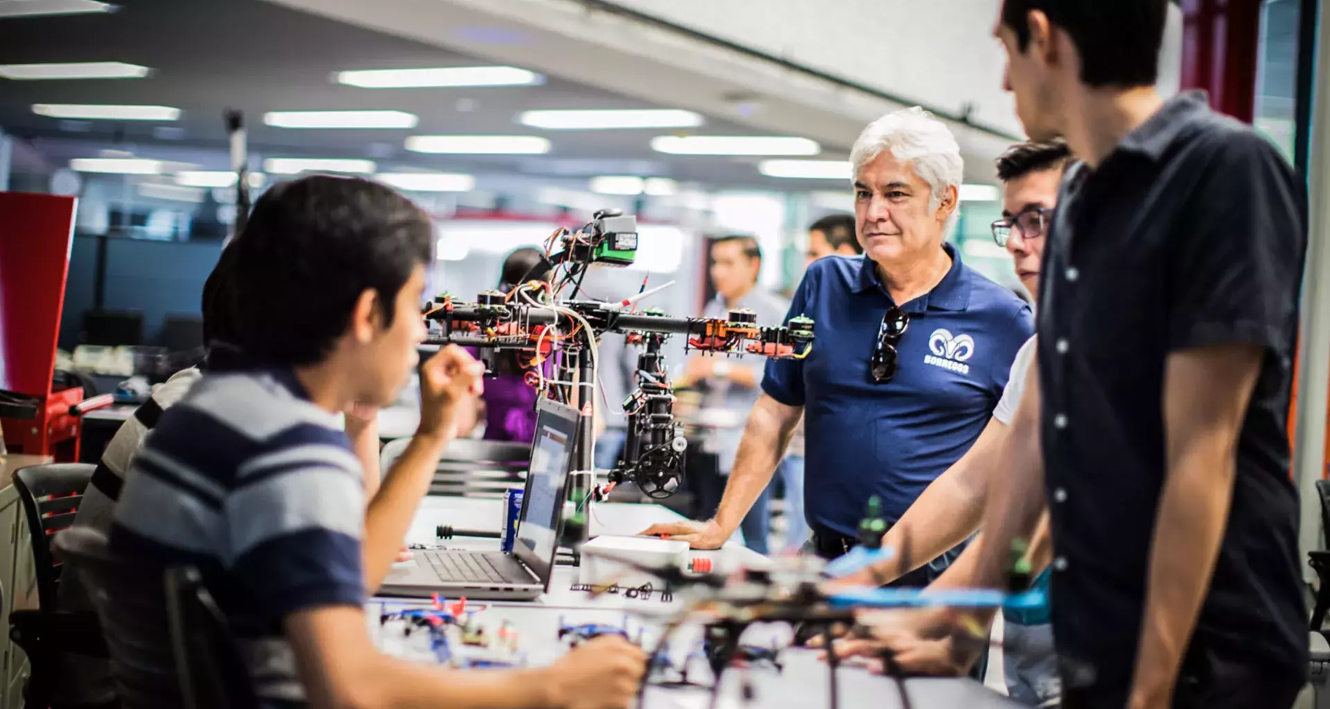 Profesor con alumnos en clase de drones