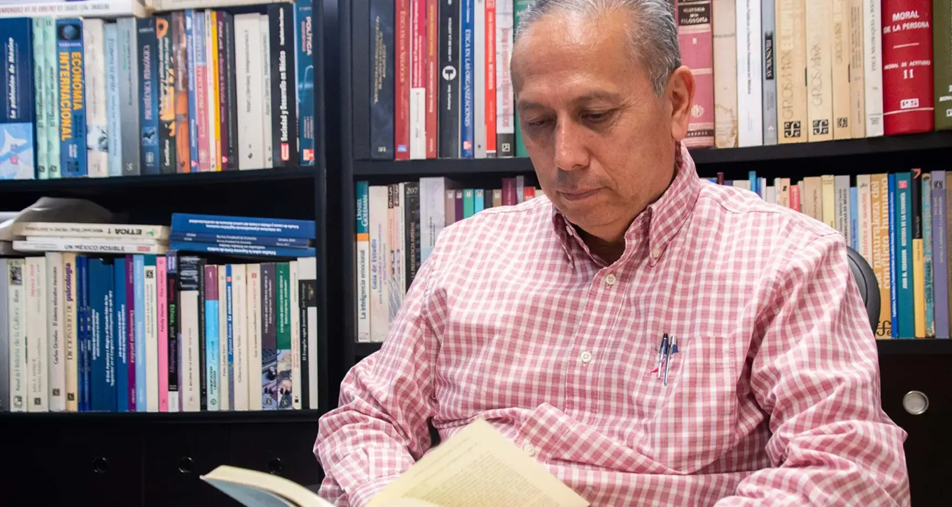 Profesor Felipe Balderas leyendo su libro