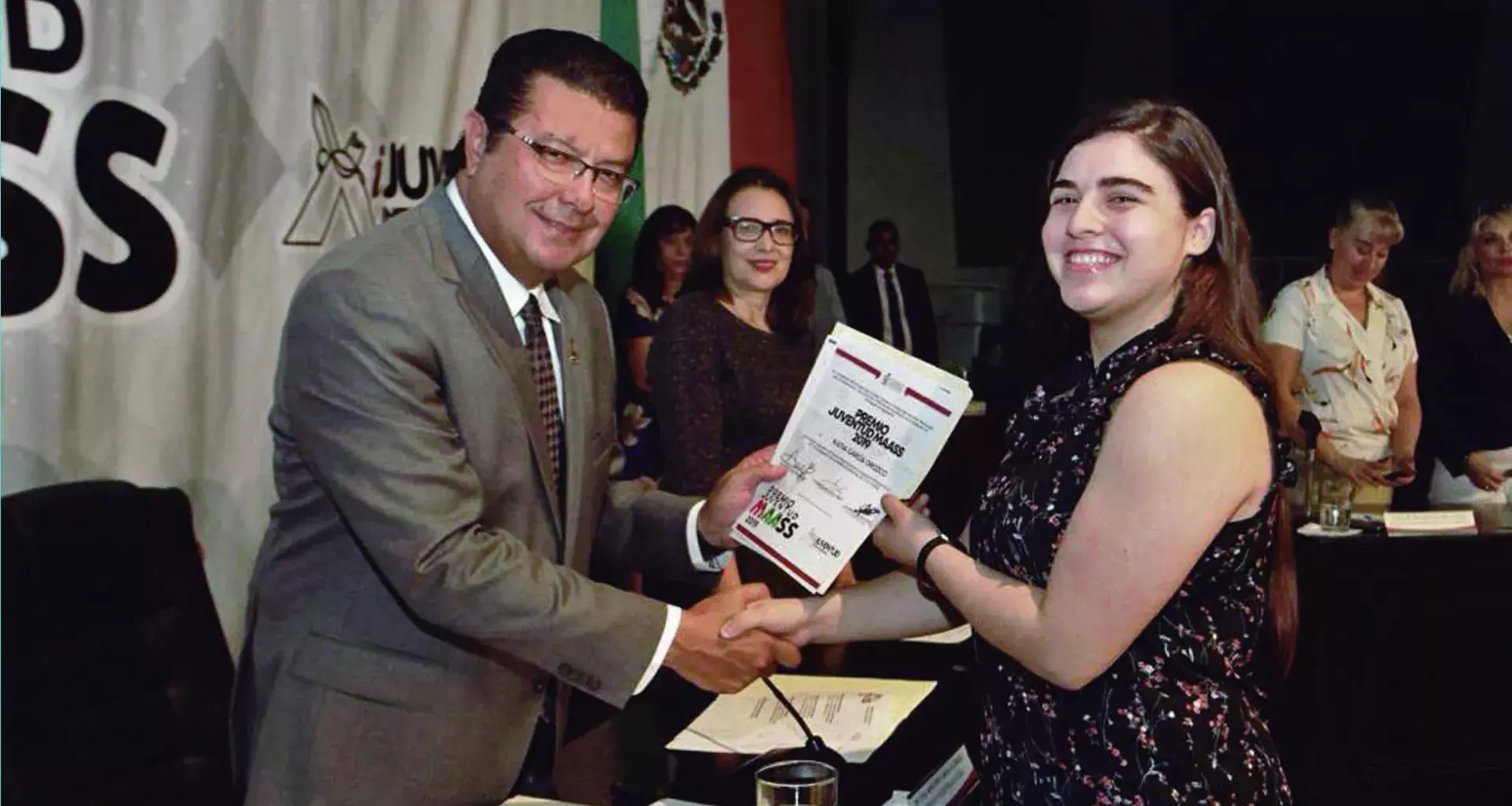 Katia recibiendo el premio. 