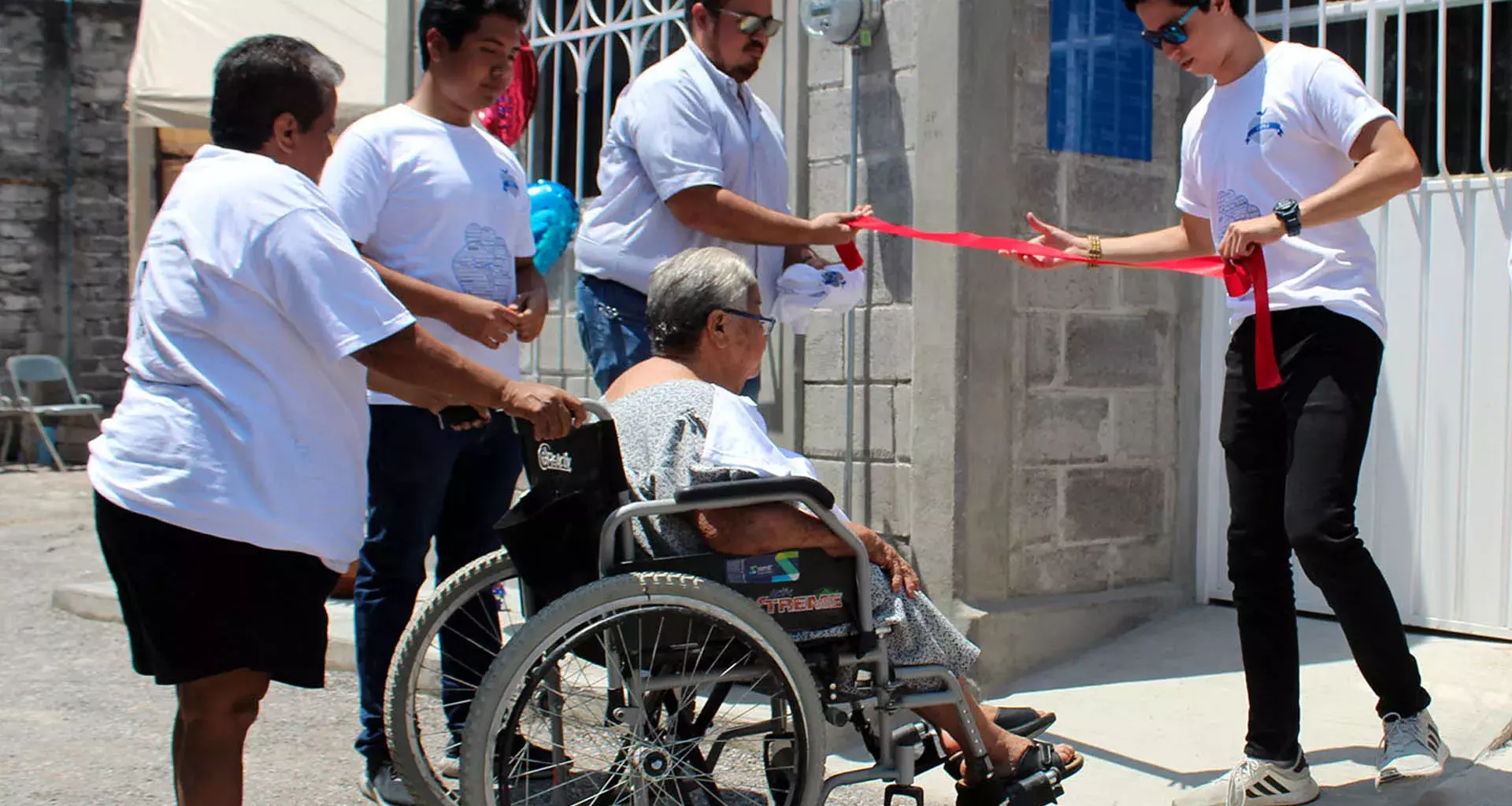 Líderes del Mañana entregan casa a damnificados de sismo del 19S