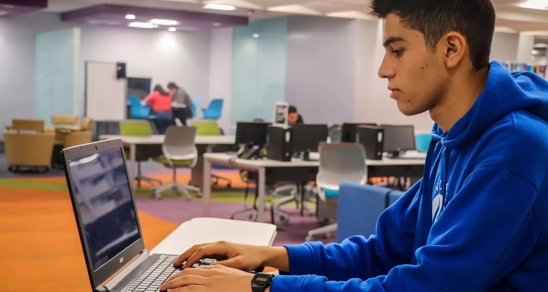 Edwin hernández alumno del Tec Campus Tampico trabajando en su aplicación