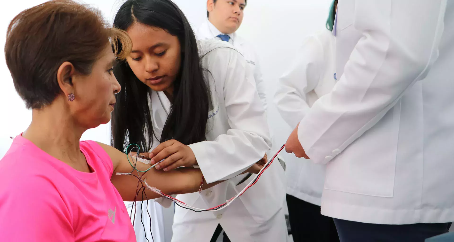 Estudiante de Medicina brindando atención médica