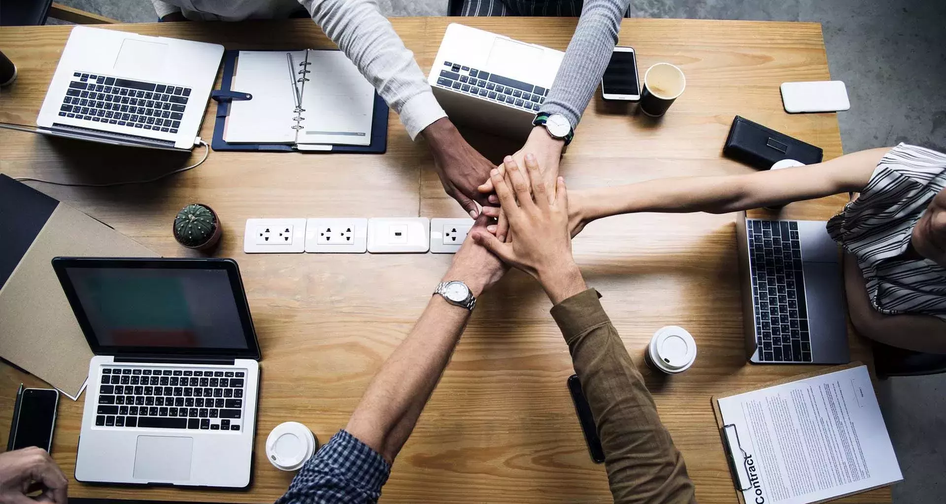 Grupo de trabajo en mesa