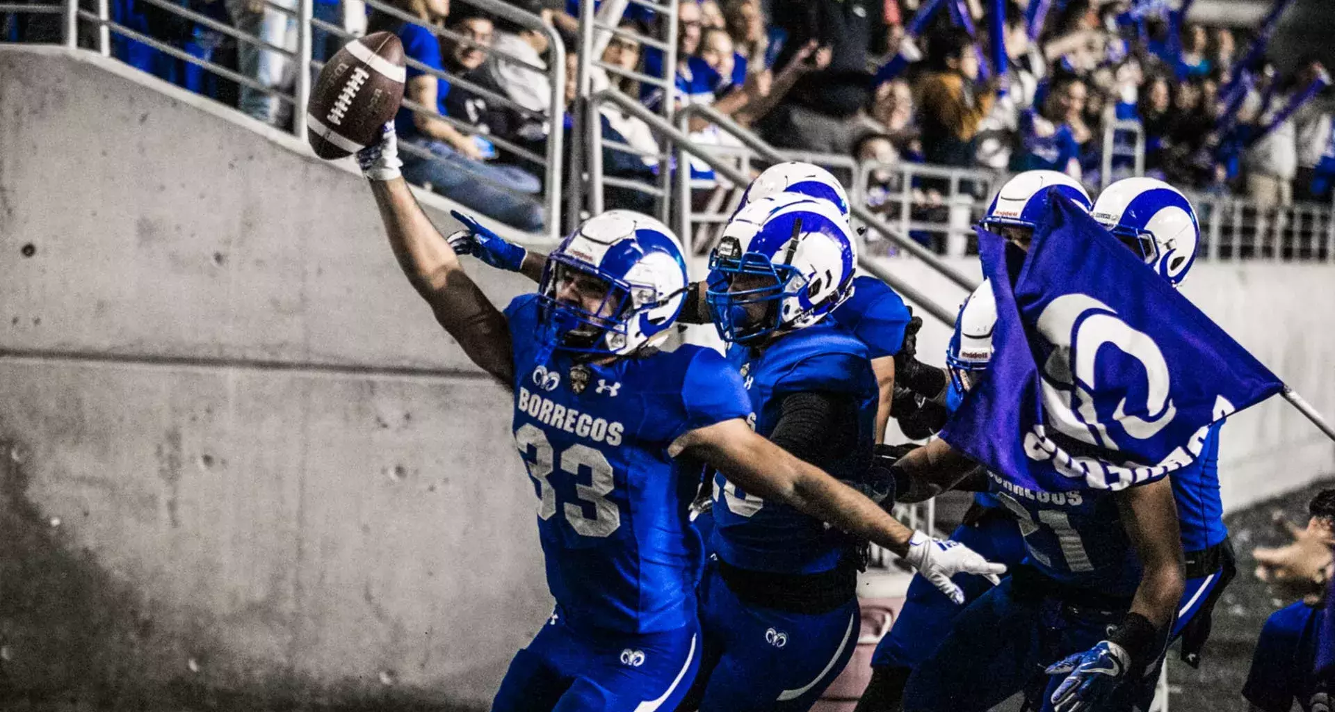 Alumnos del Tec de Monterrey festejan un triunfo deportivo