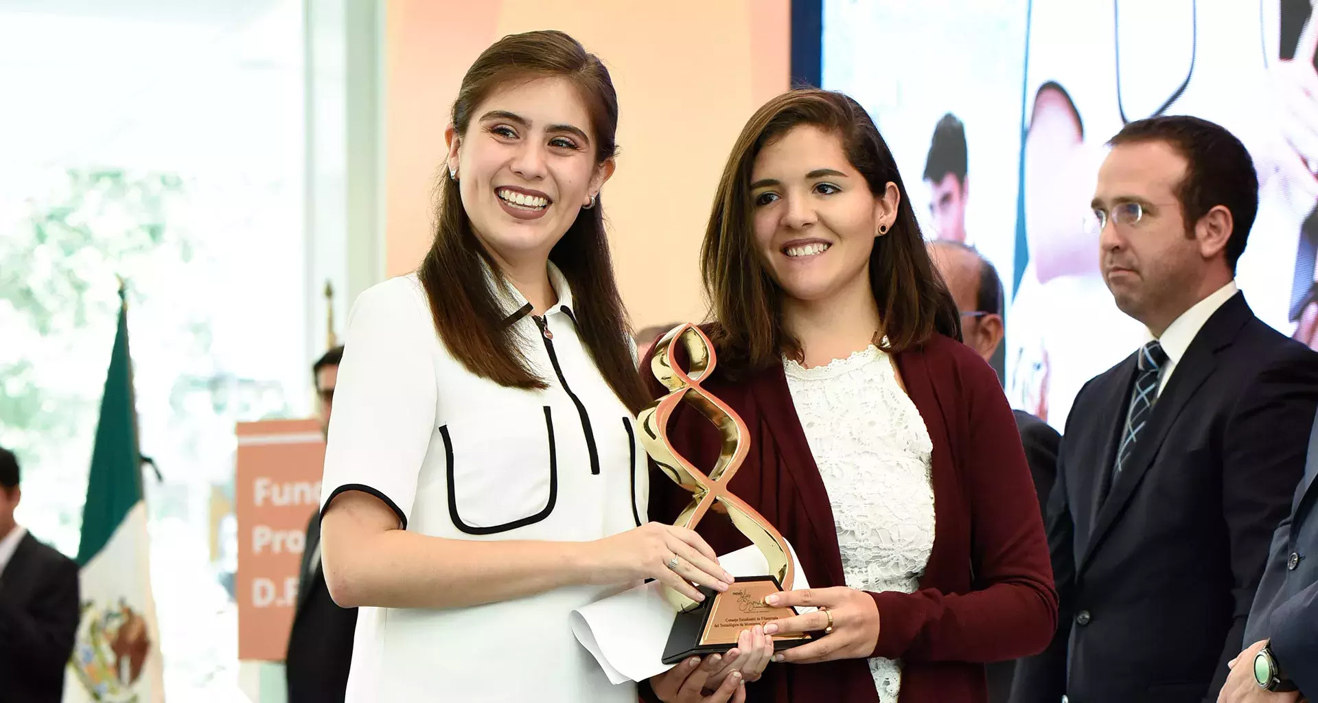 Alumnas de Querétaro reciben Premio Luis Elizondo por su filantropía