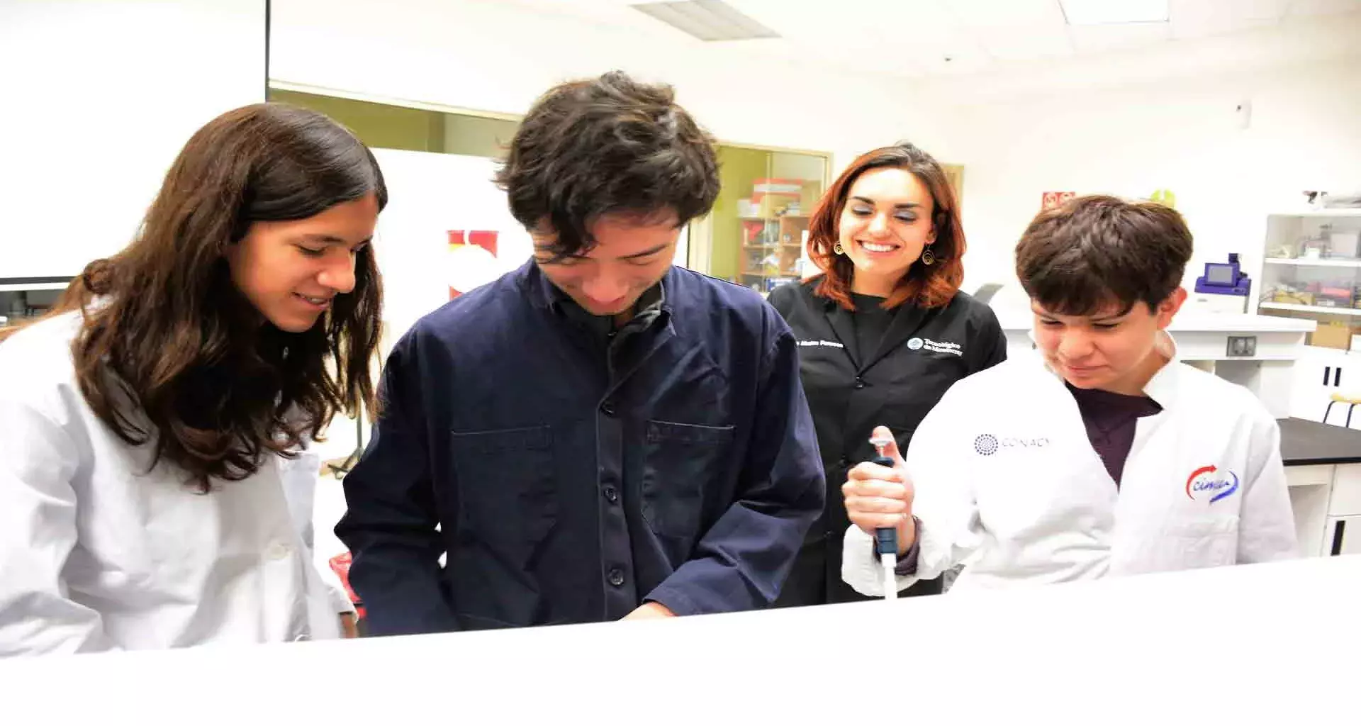 Alumnos en prácticas en el laboratorio