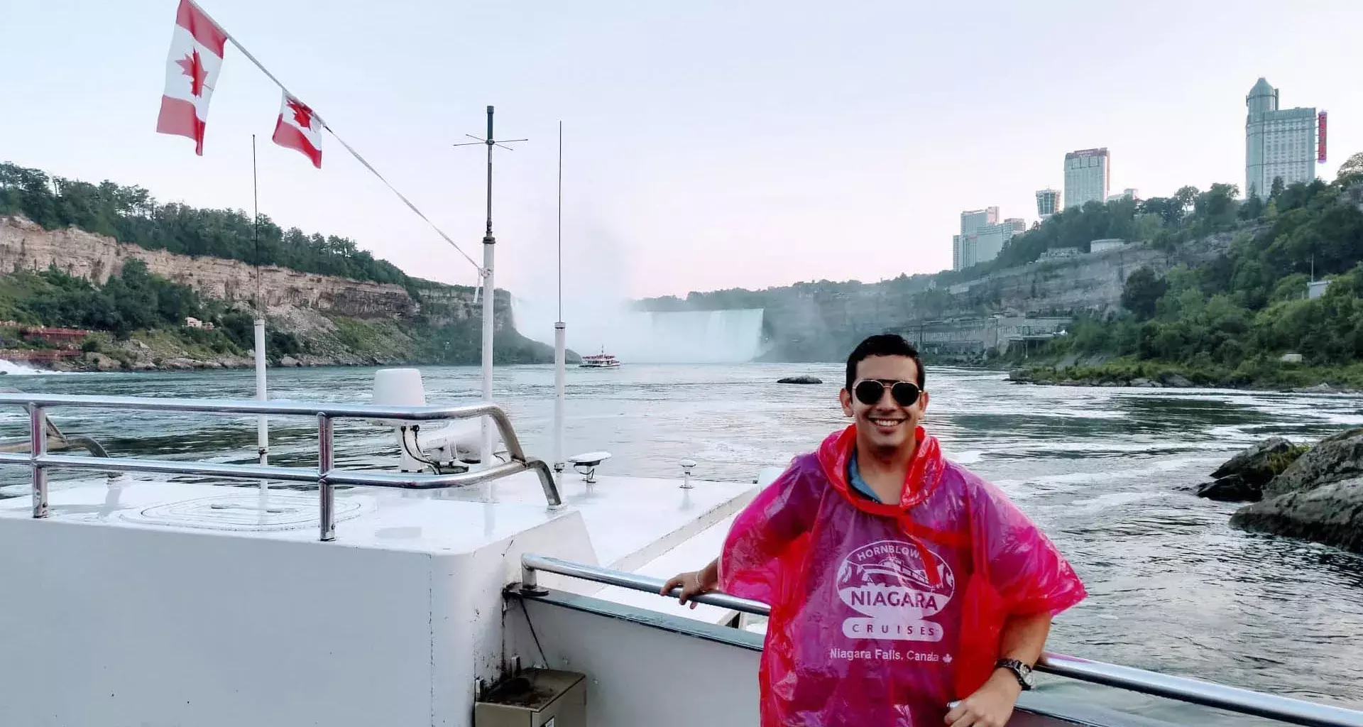 Carlos en las Cataratas del Niágara. 