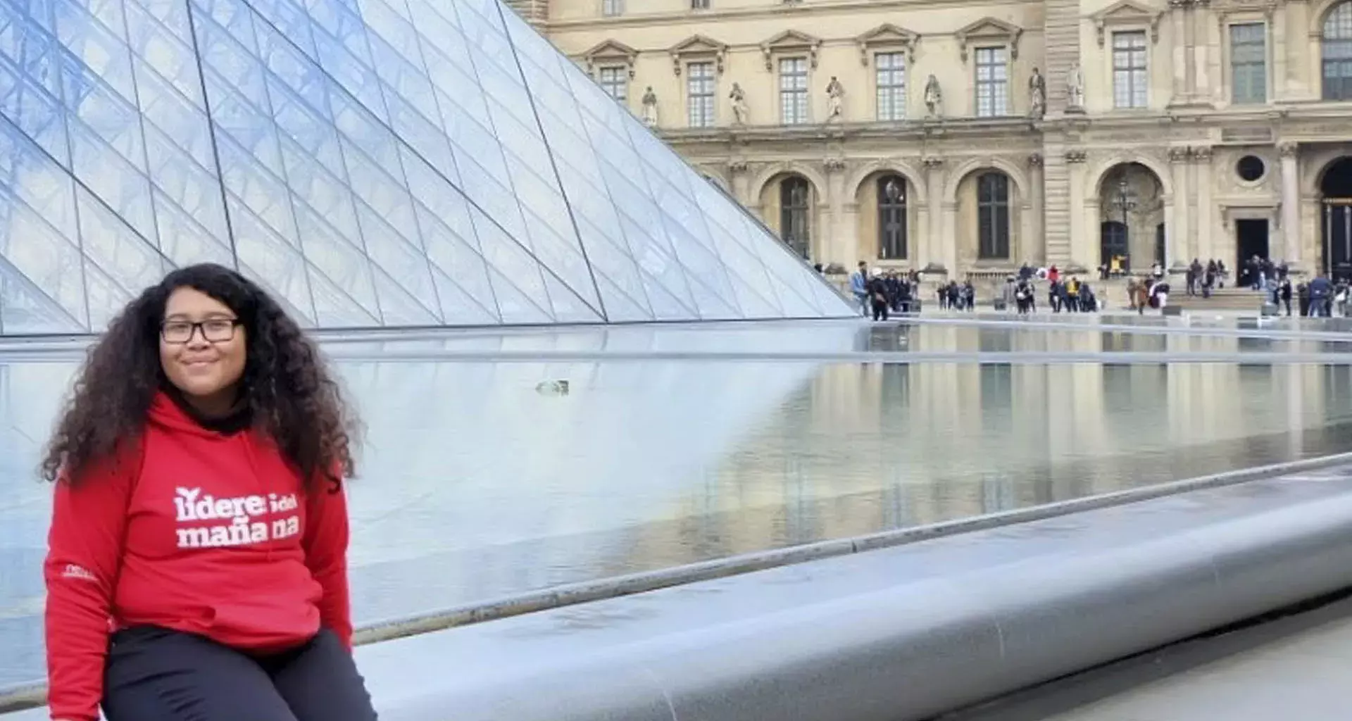 Karen en el Louvre de París. 