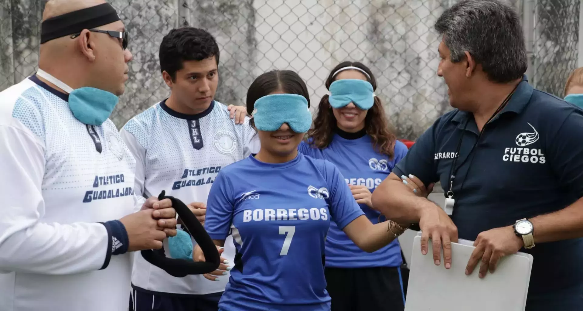 Partido de soccer entre Borregas de PrepaTec Santa Anita y Atlético Guadalajara Escuela de Futbol para Ciegos