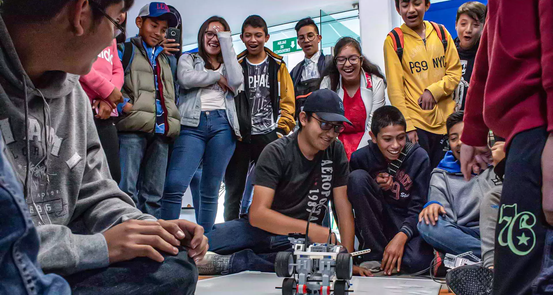 Alumnos que participan en proyecto PepSEC dando clase a alumnos de secundaria