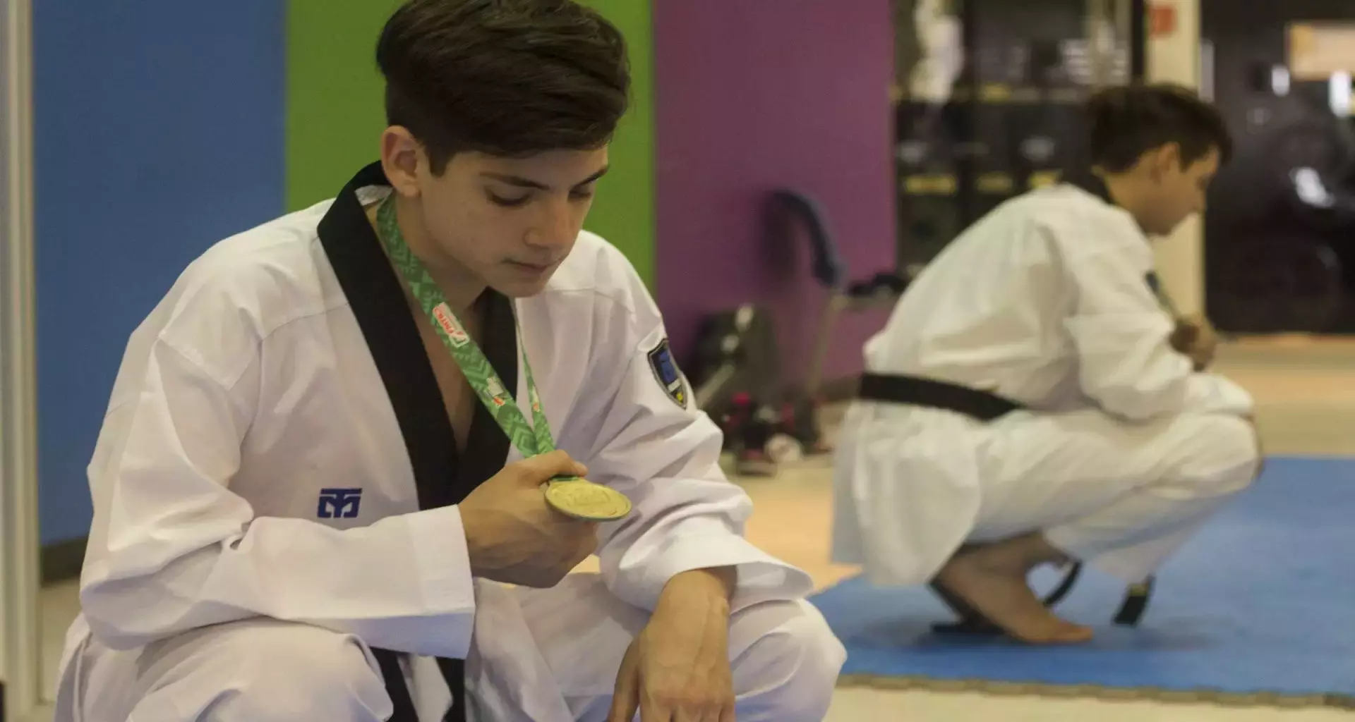 Joseph posando con su medalla de oro de la competencia nacional juvenil.