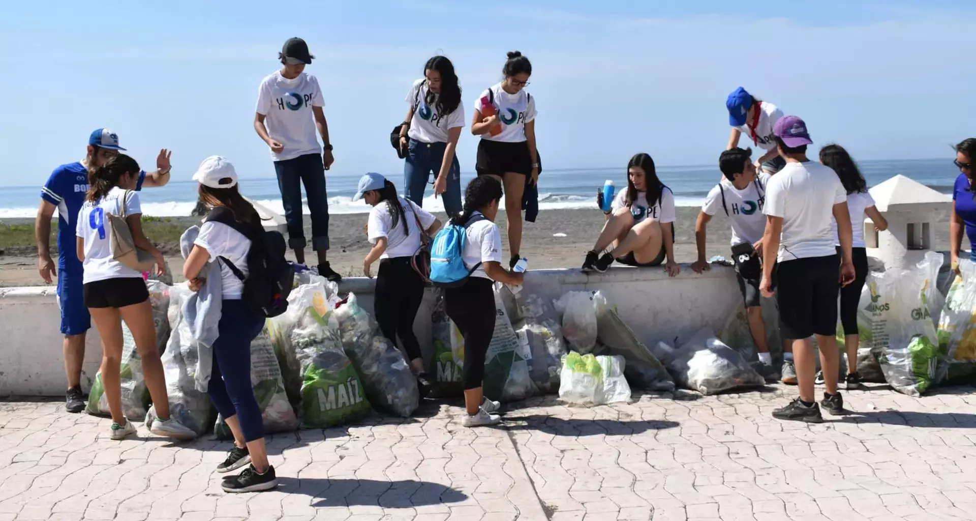 Grupo ecológico de PrepaTec Colima limpia playas de Tecomán