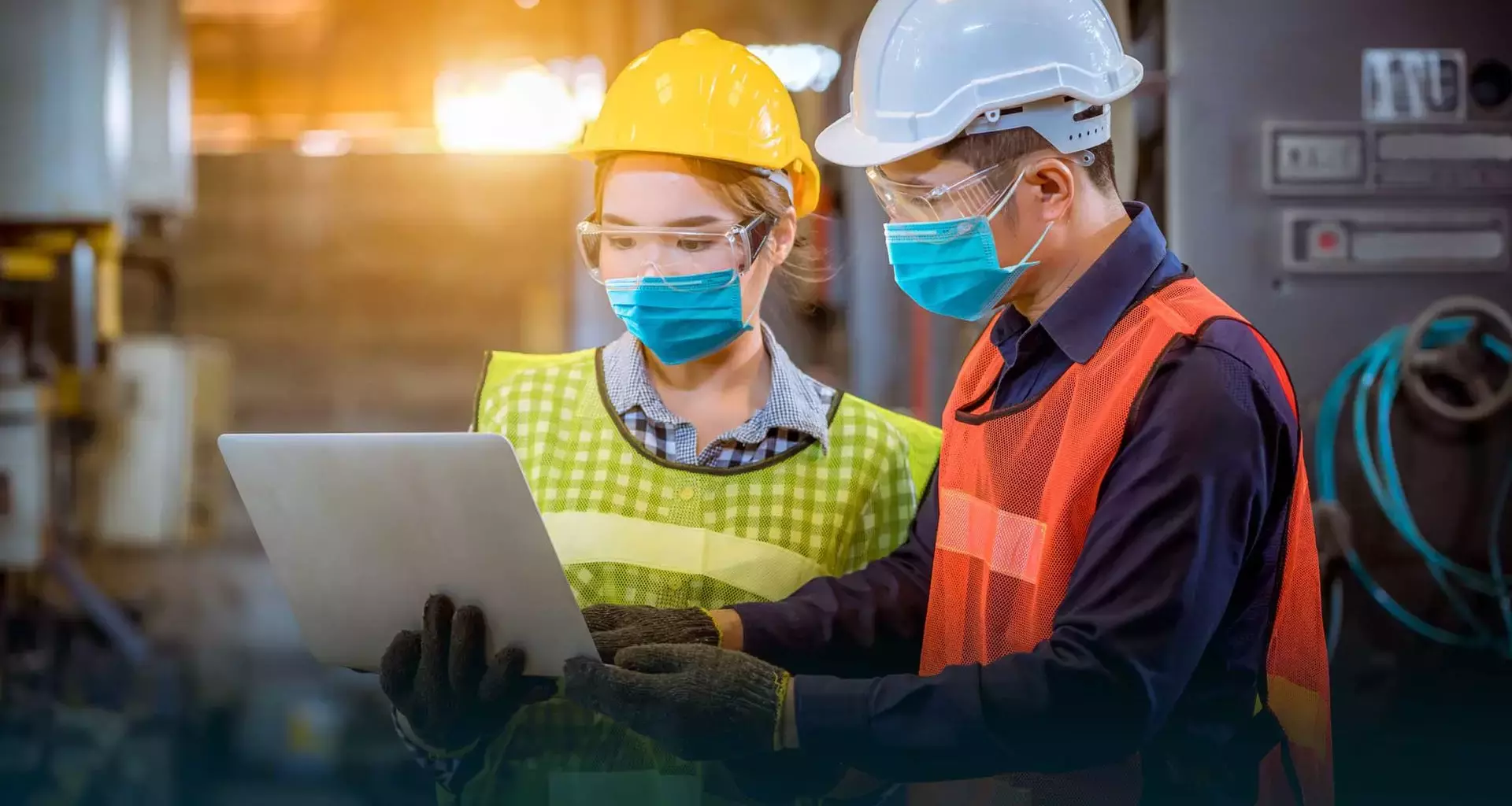 Foto empleados trabajando en fábrica con cubrebocas