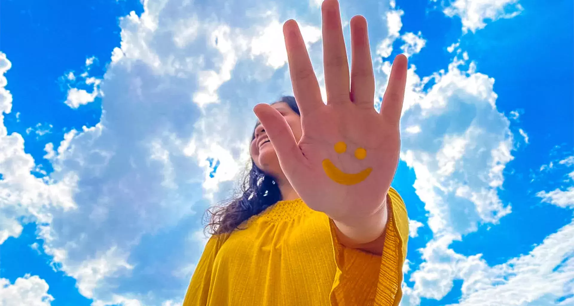 Carita feliz pintada en una mano