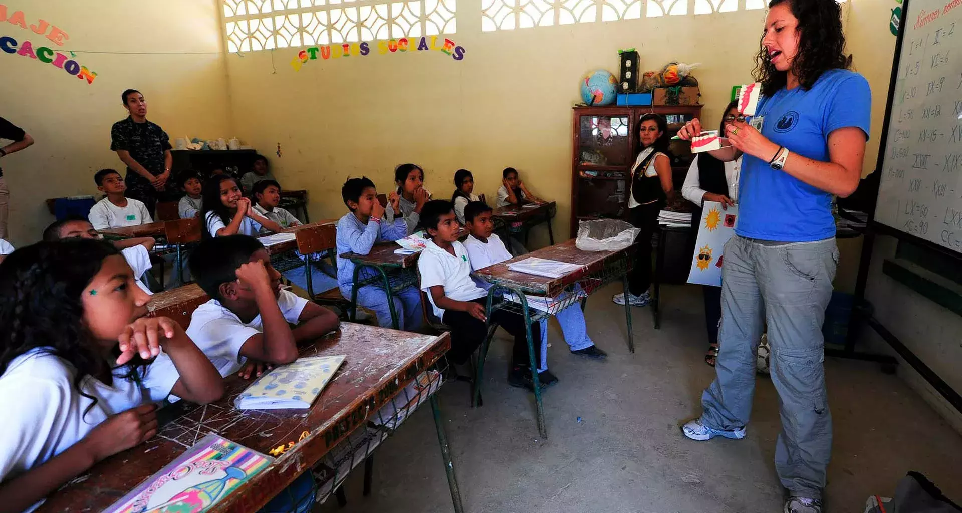 Estudiantes del Tec elaboran y donan caretas para escuelas públicas