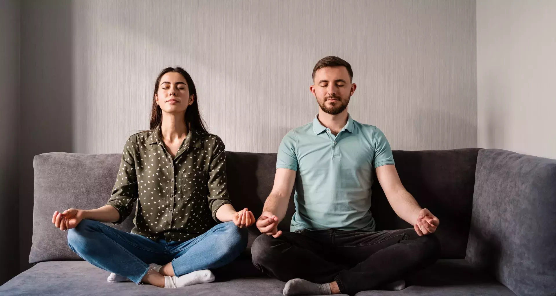 Hombre y mujer practicando mindfulness