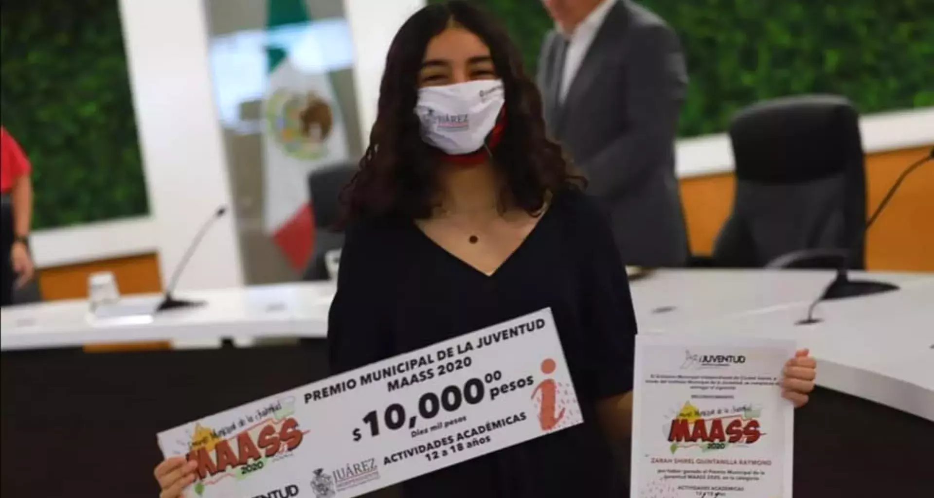 Alumna recibiendo premio en la presidencia municipal