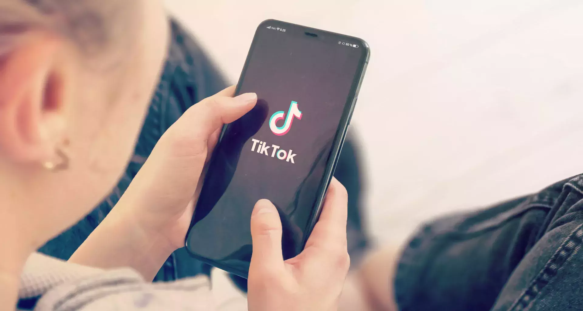 Conoce cómo este profesor usa TikTok para hacer versátiles sus clases