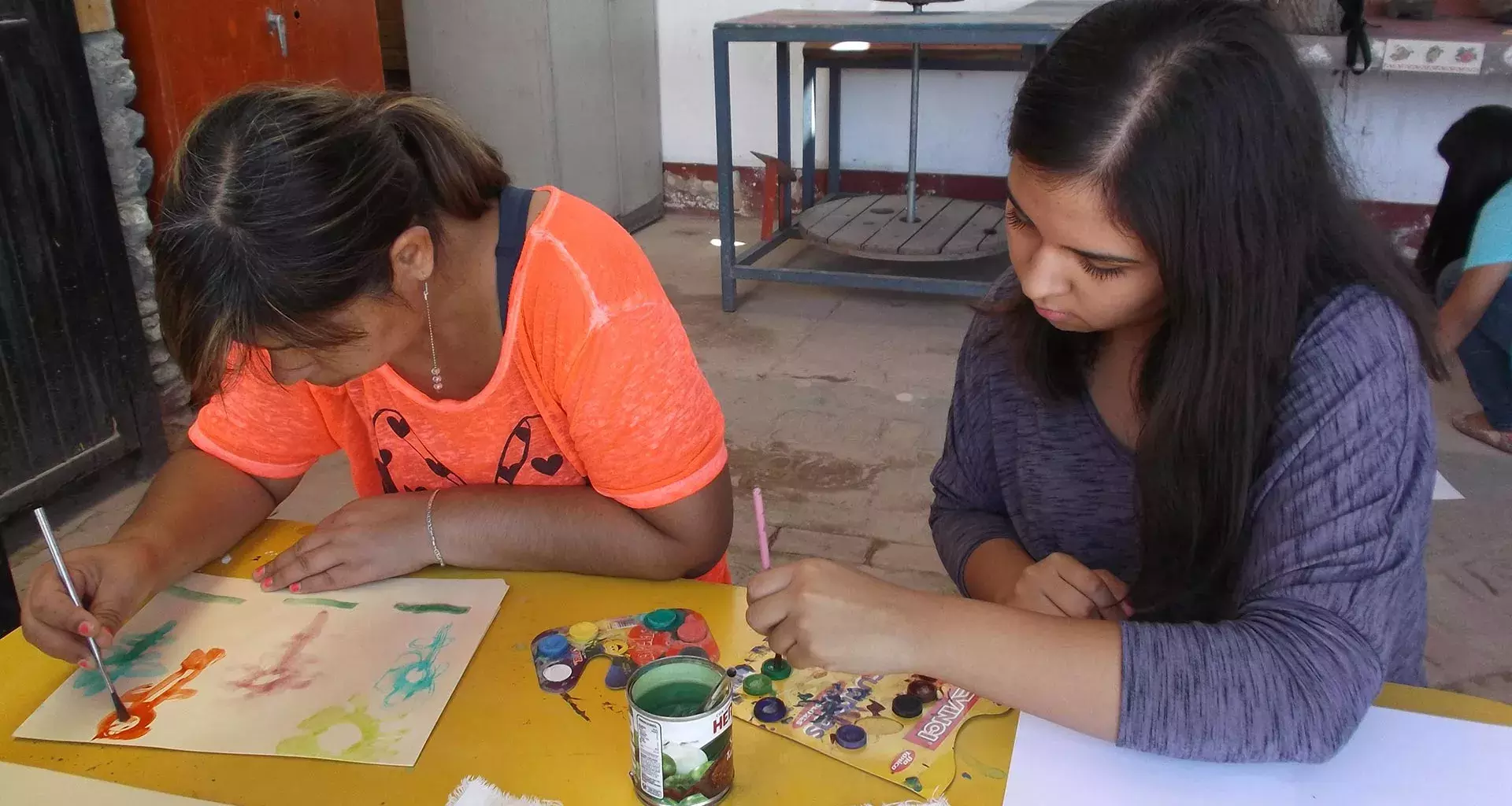 Marifer haciendo servicio social