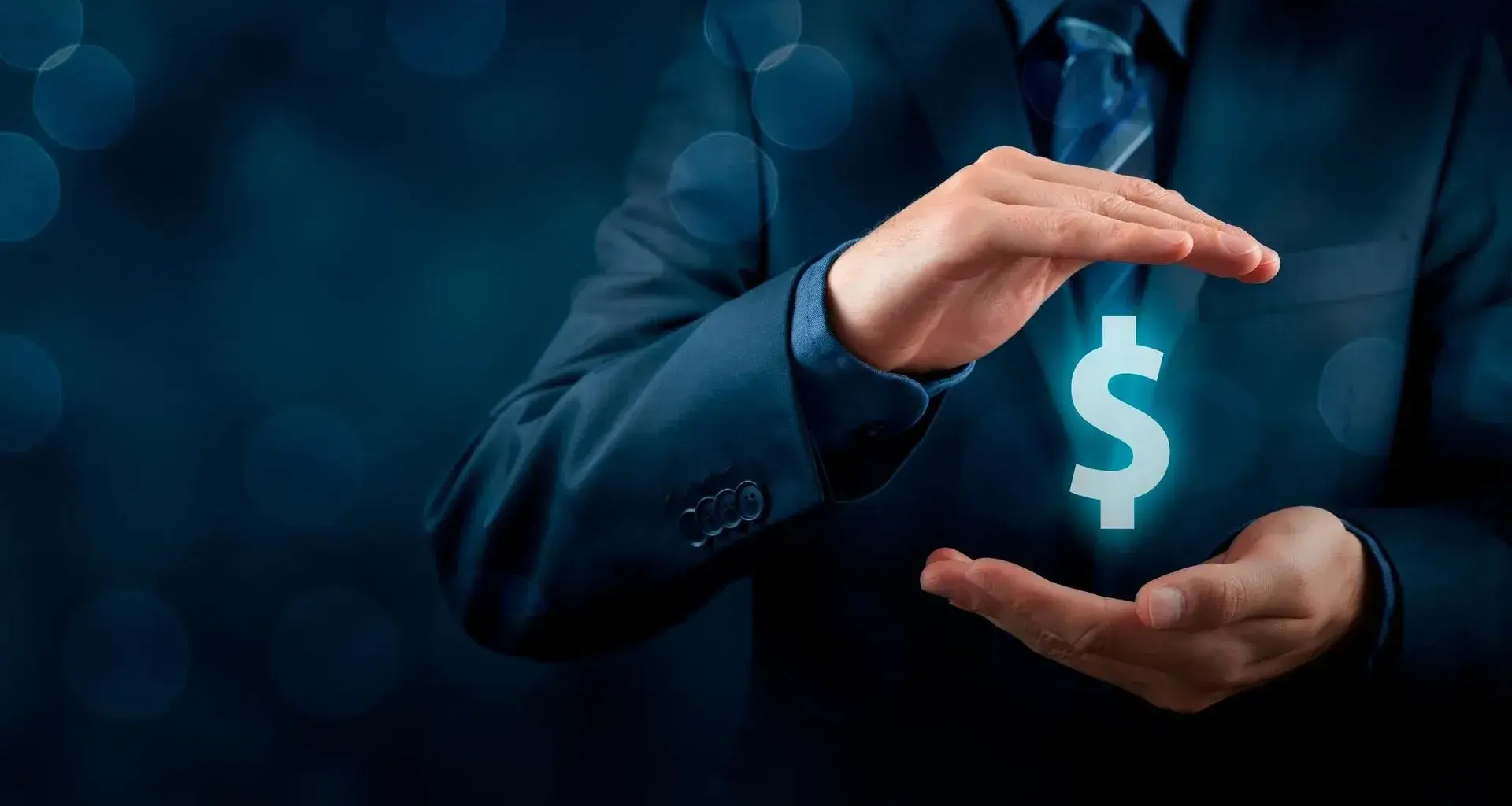 Hombre con signo de pesos entre sus manos, simulando cuidado de finanzas personales