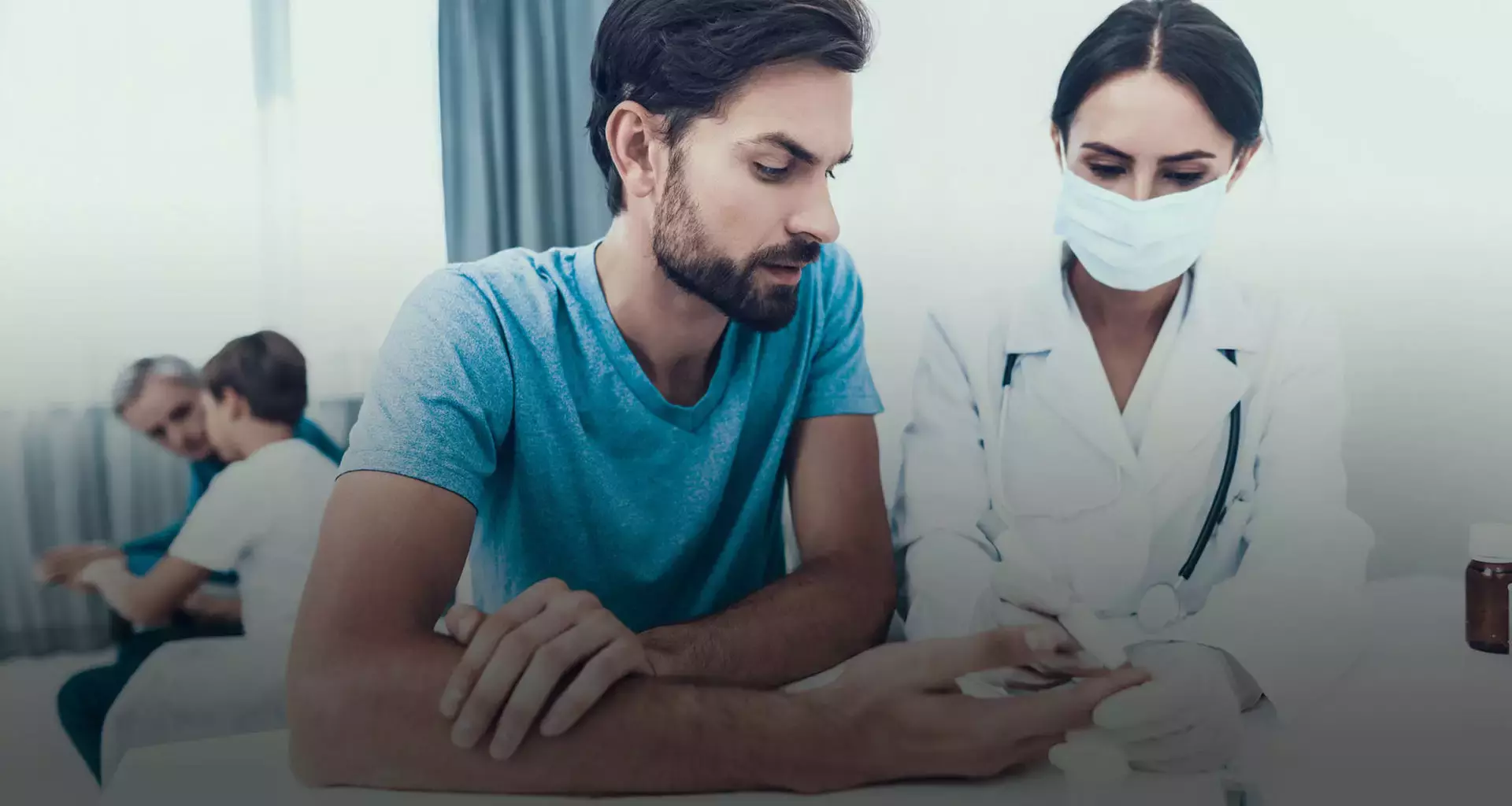 Hombre joven junto a doctora aplicando prueba de glucosa