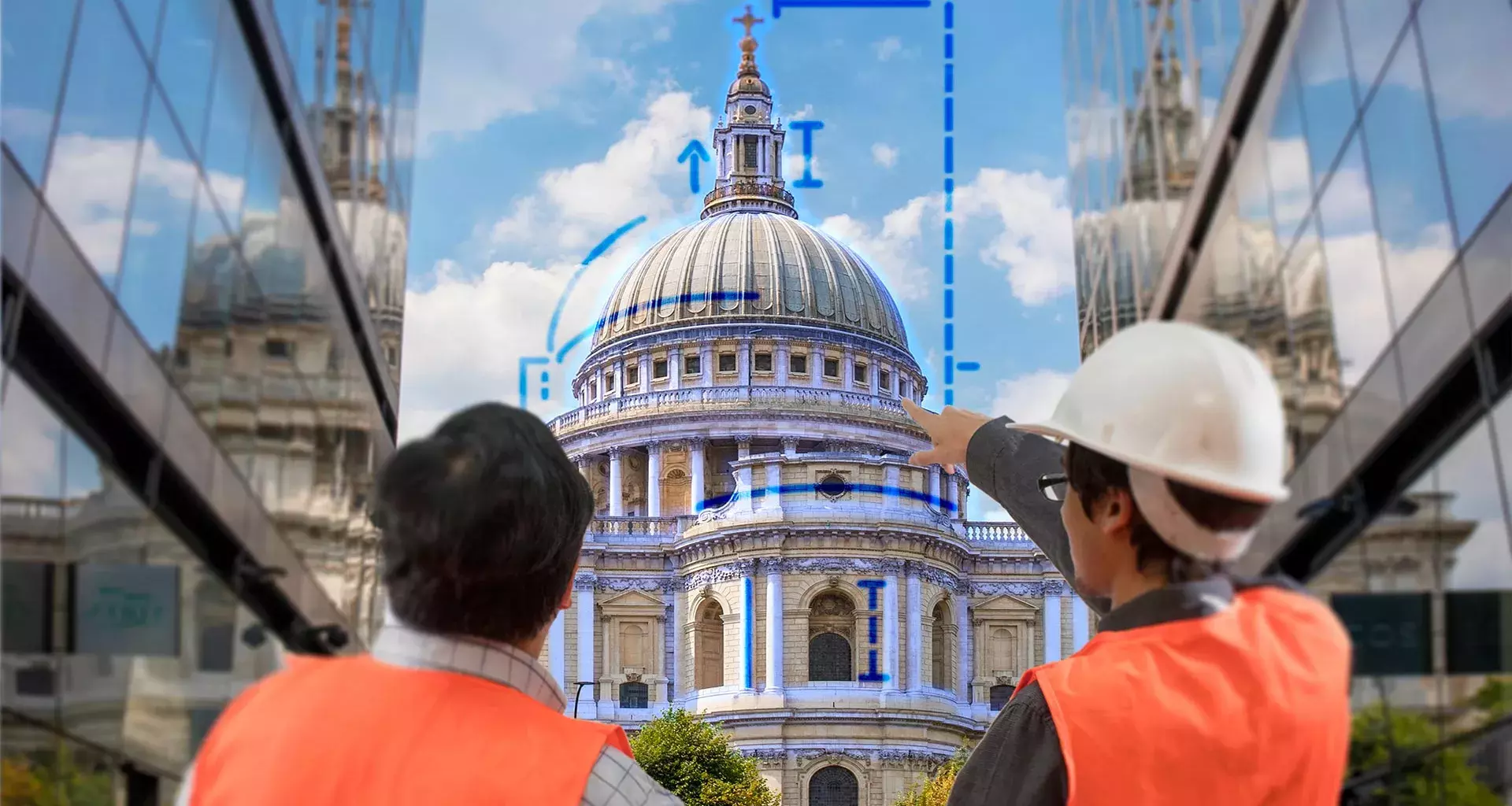 Dos hombres de espaldas indicando proporciones de una cúpula de manera virtual