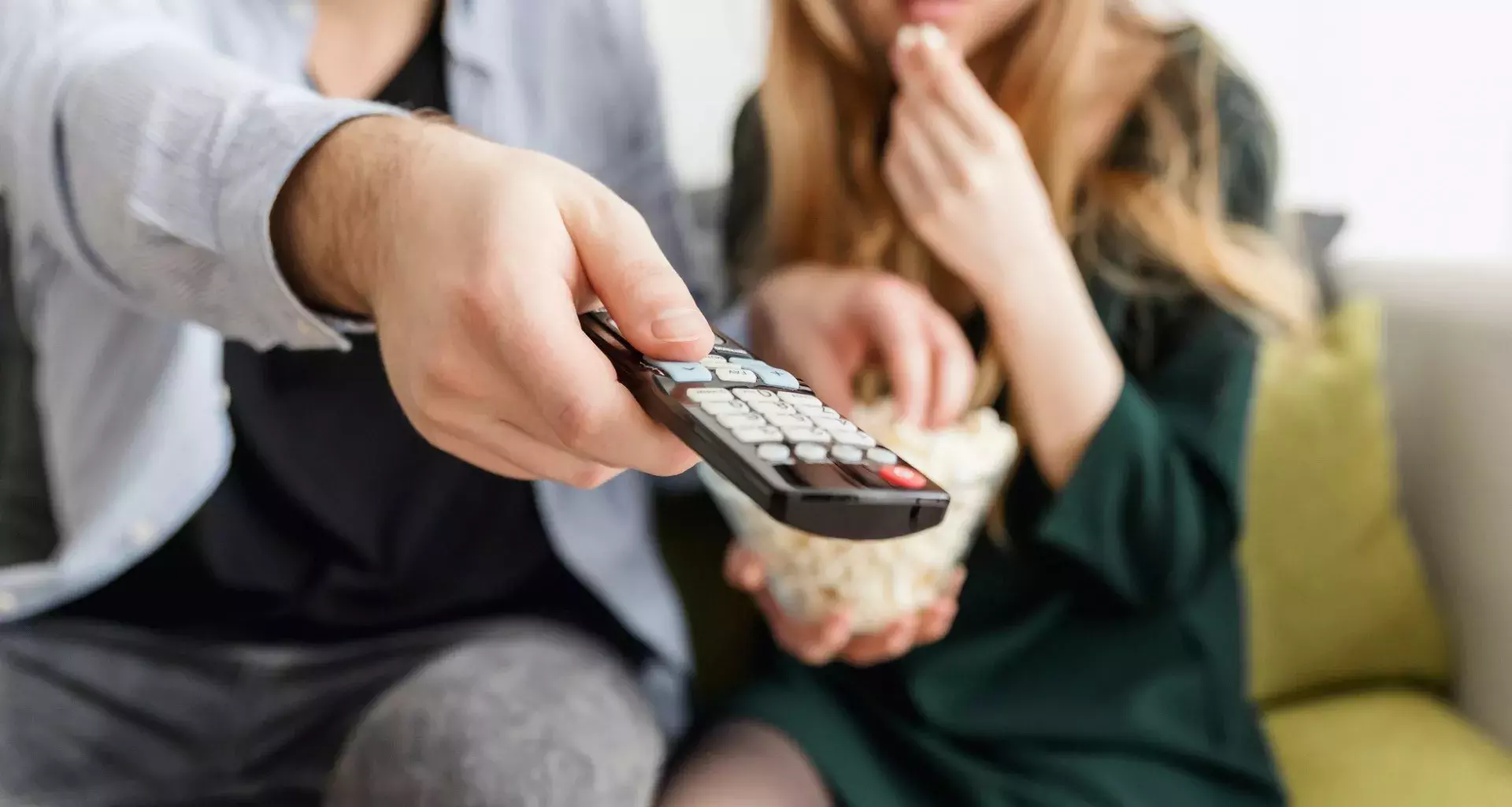 Pareja viendo películas